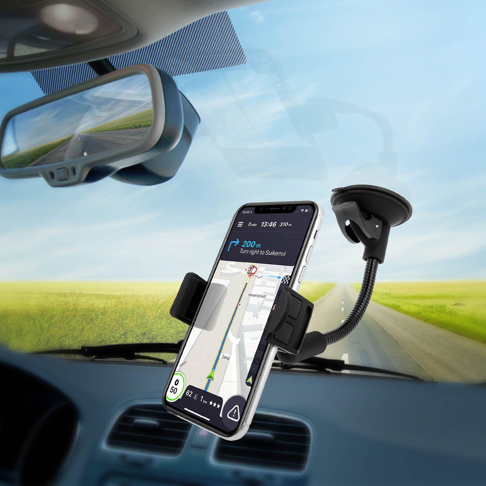 Smartphone mit Karte in einem Auto. Die Halterung ist an der Windschutzscheibe befestigt. Innenraum und Straße sichtbar.