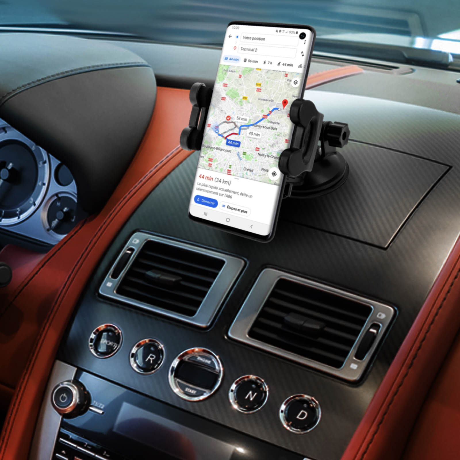 Ein Telefon mit Karte ist auf dem Armaturenbrett eines Autos montiert. Der Innenraum des Autos ist rot und schwarz.
