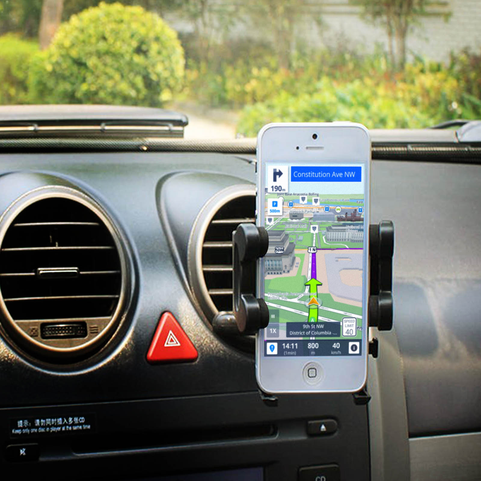 Ein weißes Telefon in einem Auto montiert, das eine Karte anzeigt. Das Armaturenbrett ist sichtbar.