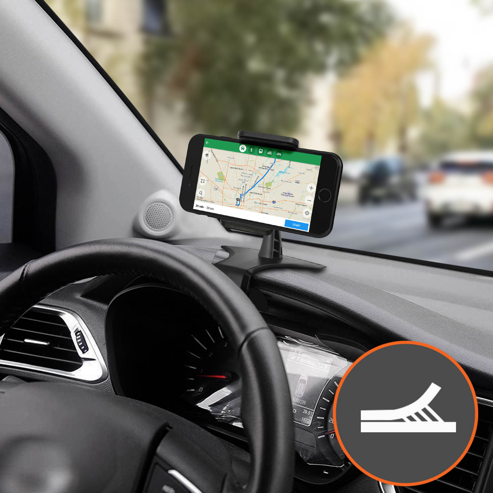 Un telefono nero con mappa è montato sul cruscotto di un'auto, con scena stradale sfocata sullo sfondo.
