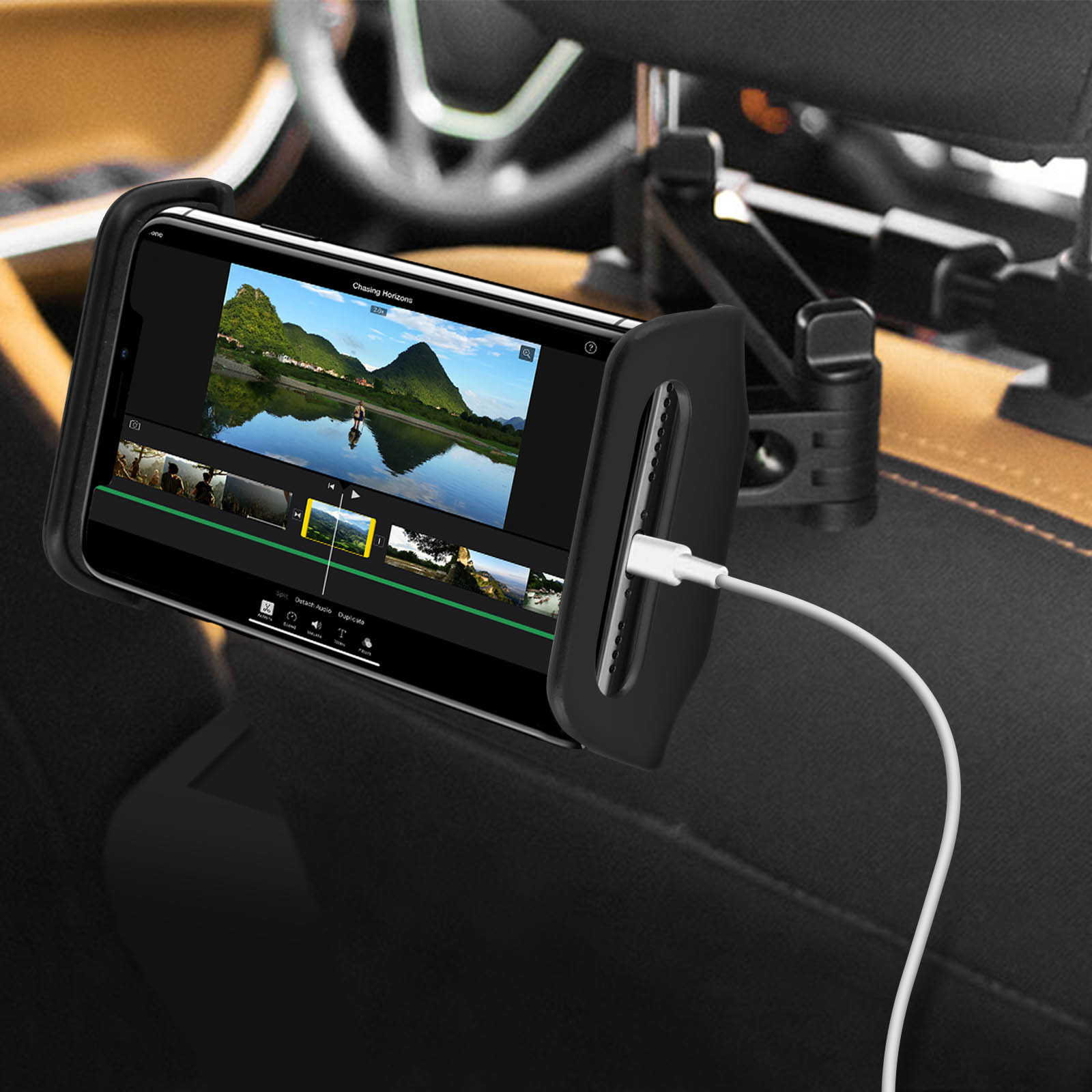 Teléfono cargando en un coche con un vídeo reproduciéndose. Soporte negro, interior y cable de carga visibles.
