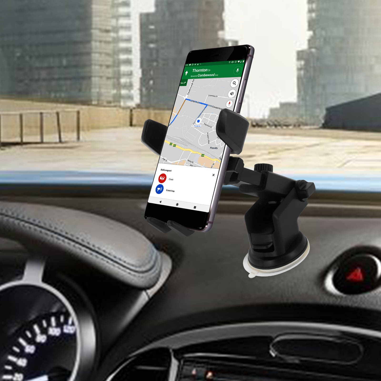 Ein Telefon mit Karte ist am Armaturenbrett befestigt, mit verschwommener Straßenszene im Hintergrund.