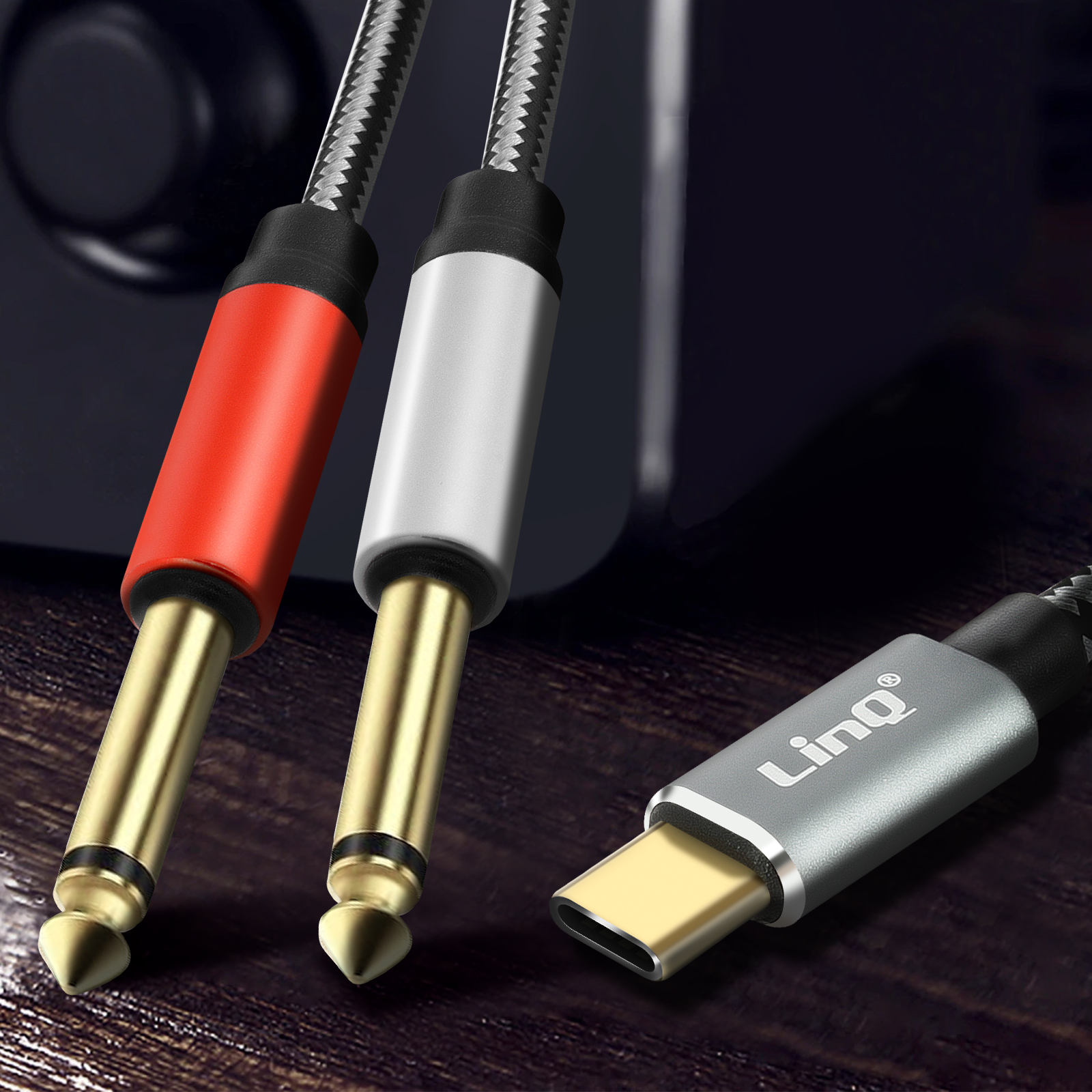 Primer plano de tres cables de audio: dos con punta dorada y uno USB-C. Conectores rojo, plateado y blanco.