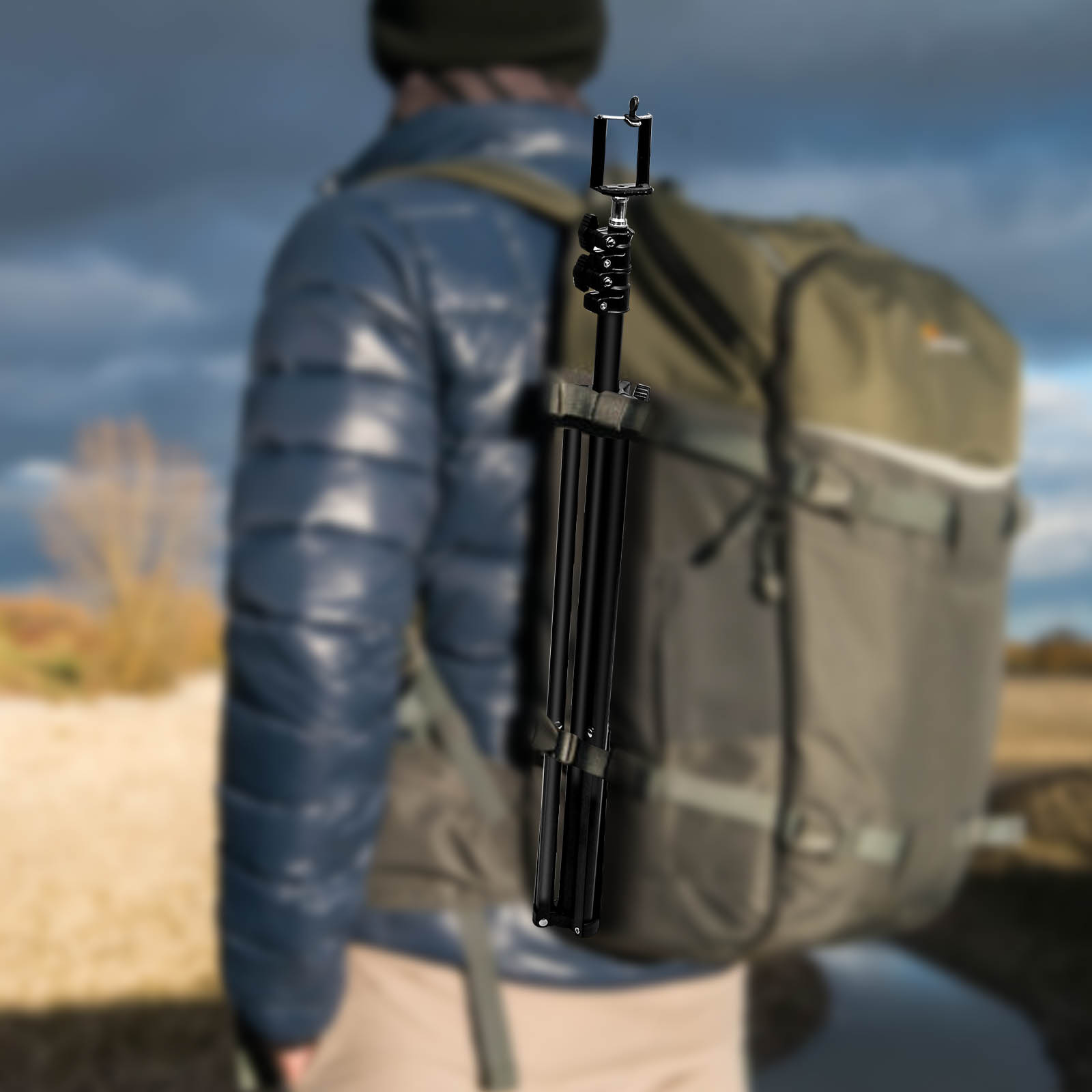 Una mochila con un trípode adjunto está en la espalda de una persona.