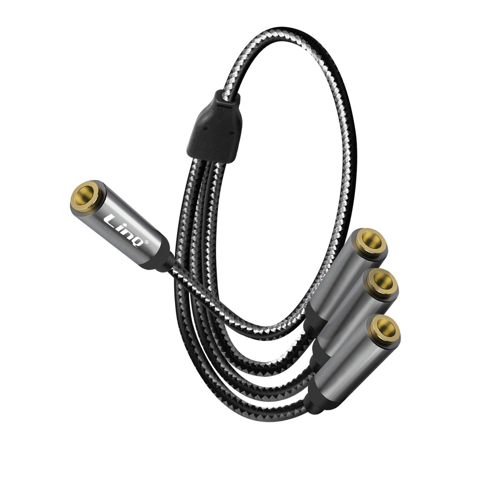 Uno splitter audio argento e nero. Tre porte dorate per collegare le cuffie.