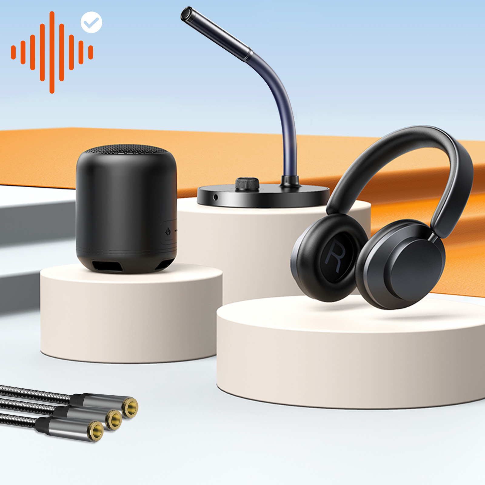 Set di apparecchiature audio: altoparlante, microfono e cuffie, disposti su piedistalli.
