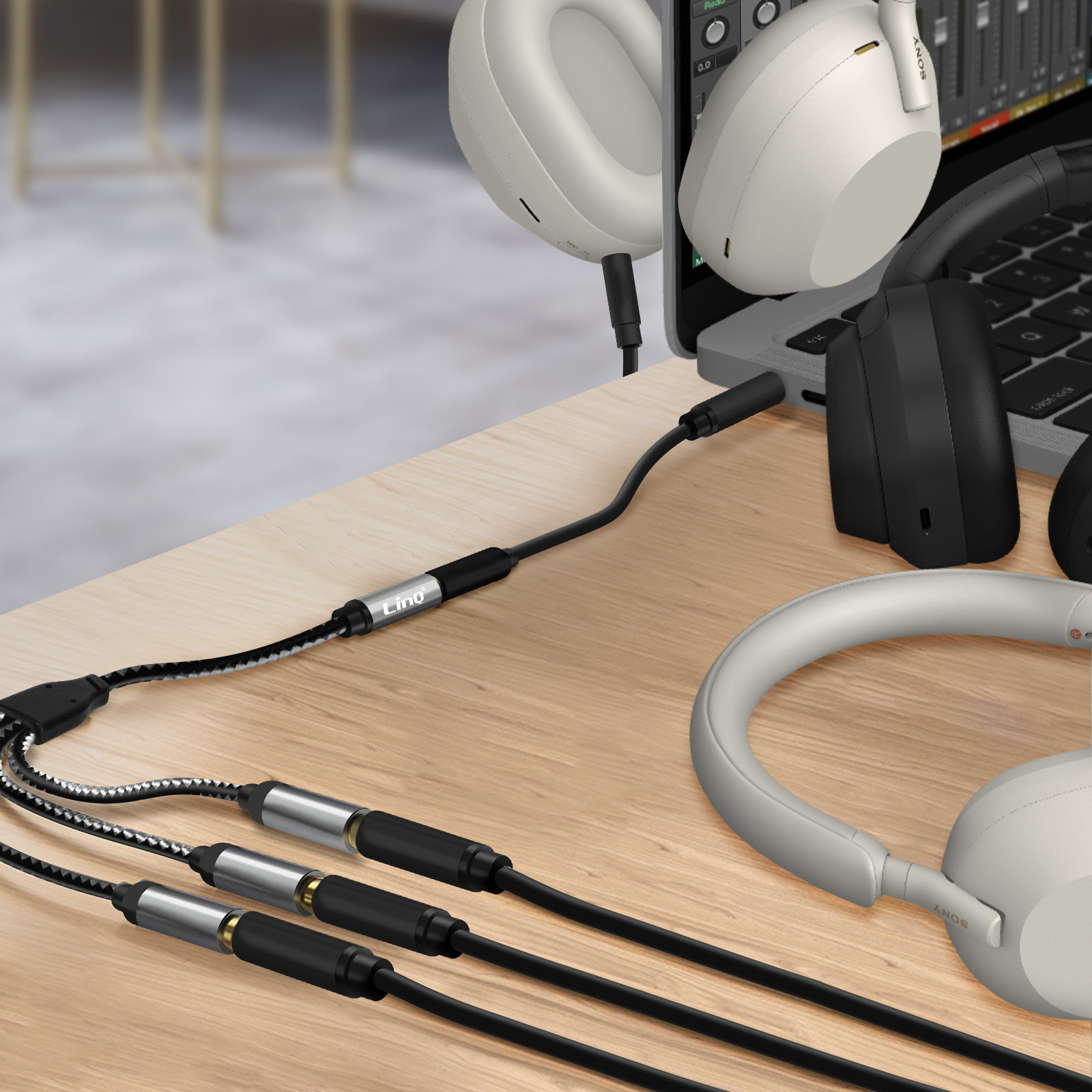 Cuffie collegate a un laptop con uno splitter.