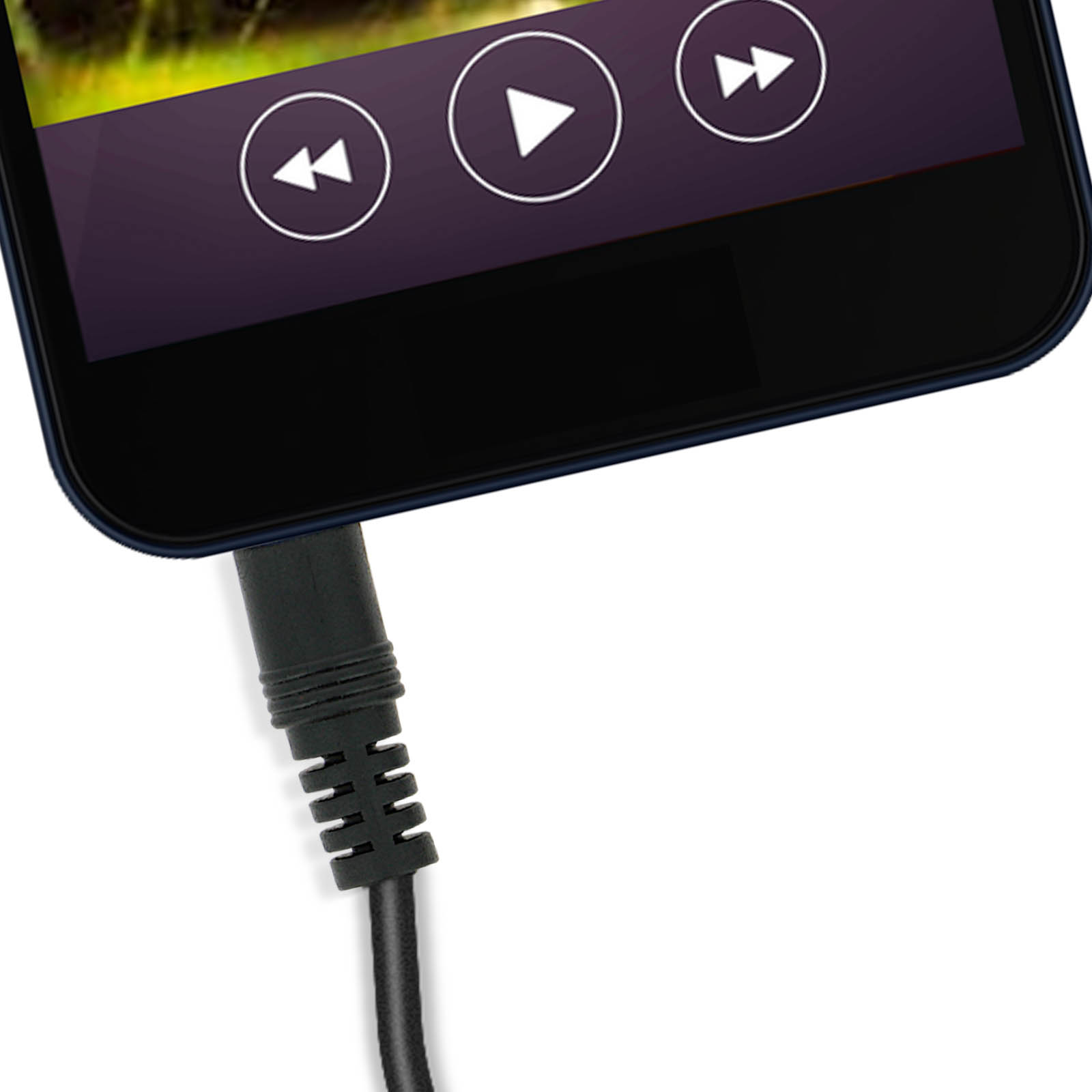La parte inferior de un teléfono con un cable negro enchufado. El fondo es blanco.