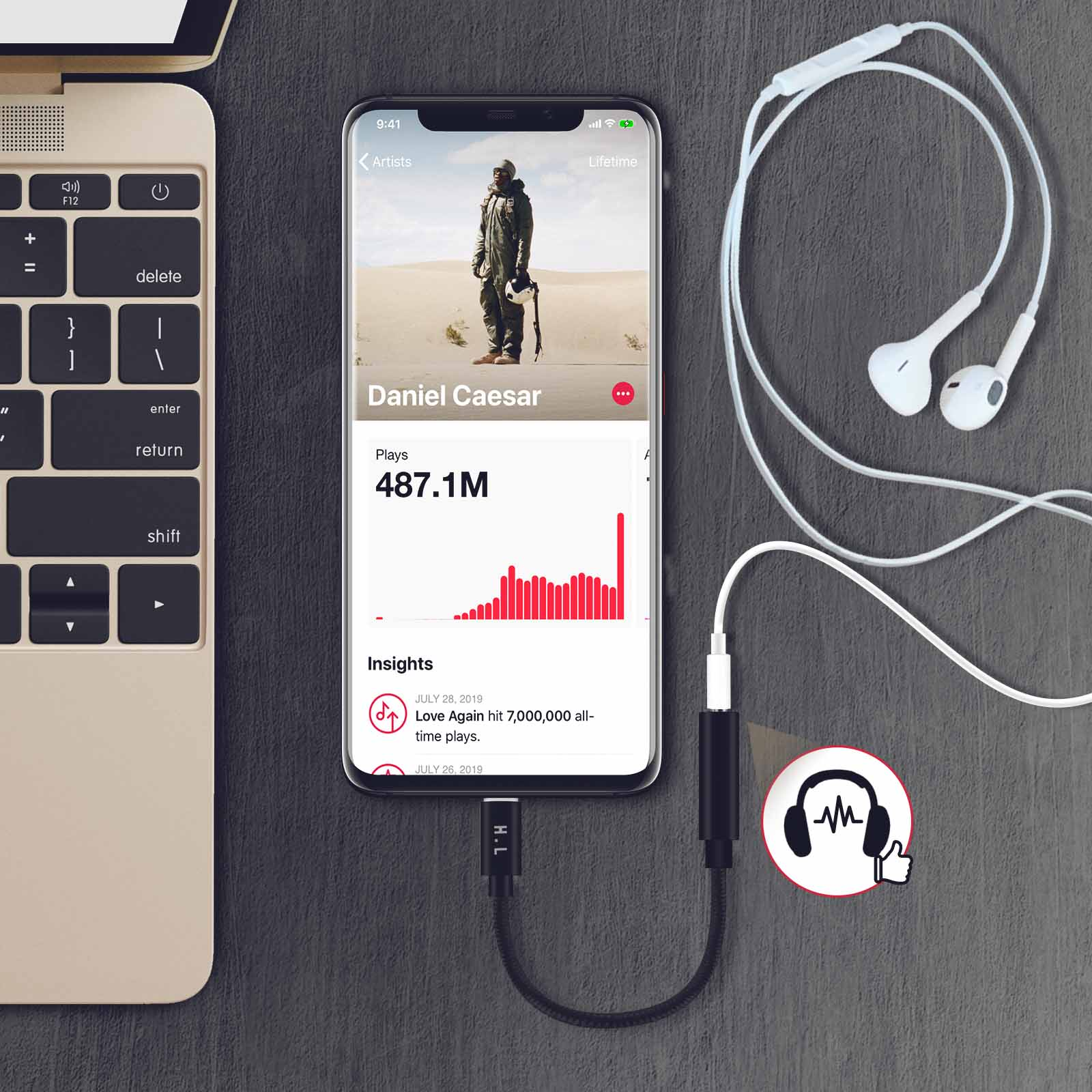 Un teléfono reproduciendo música, conectado a un adaptador USB-C a conector de auriculares, con auriculares.