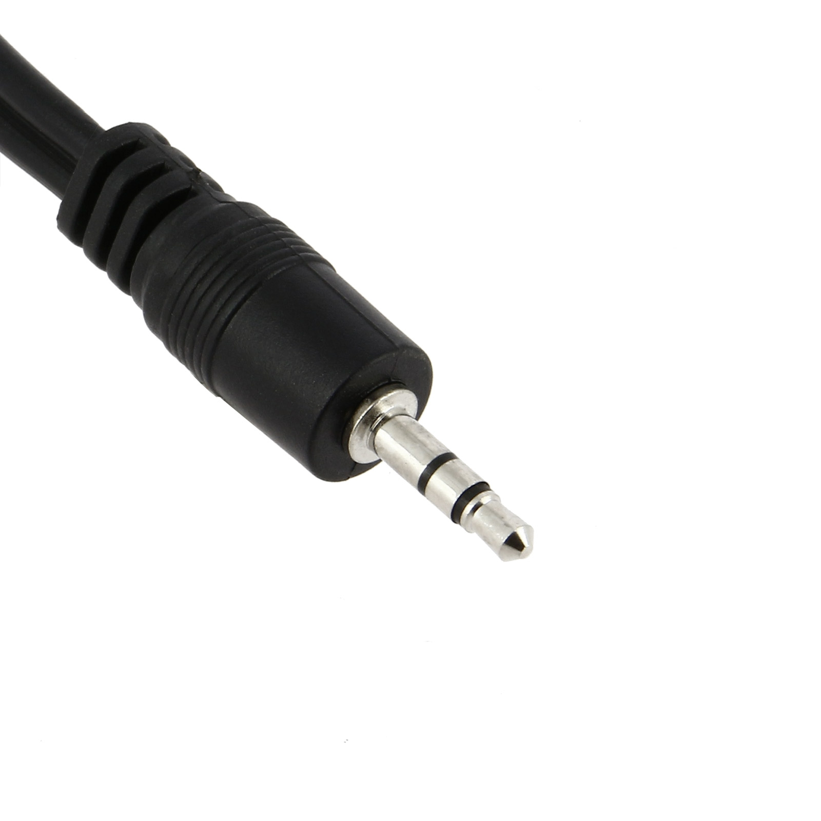 Primer plano de un conector jack de audio negro con punta plateada, aislado sobre fondo blanco.