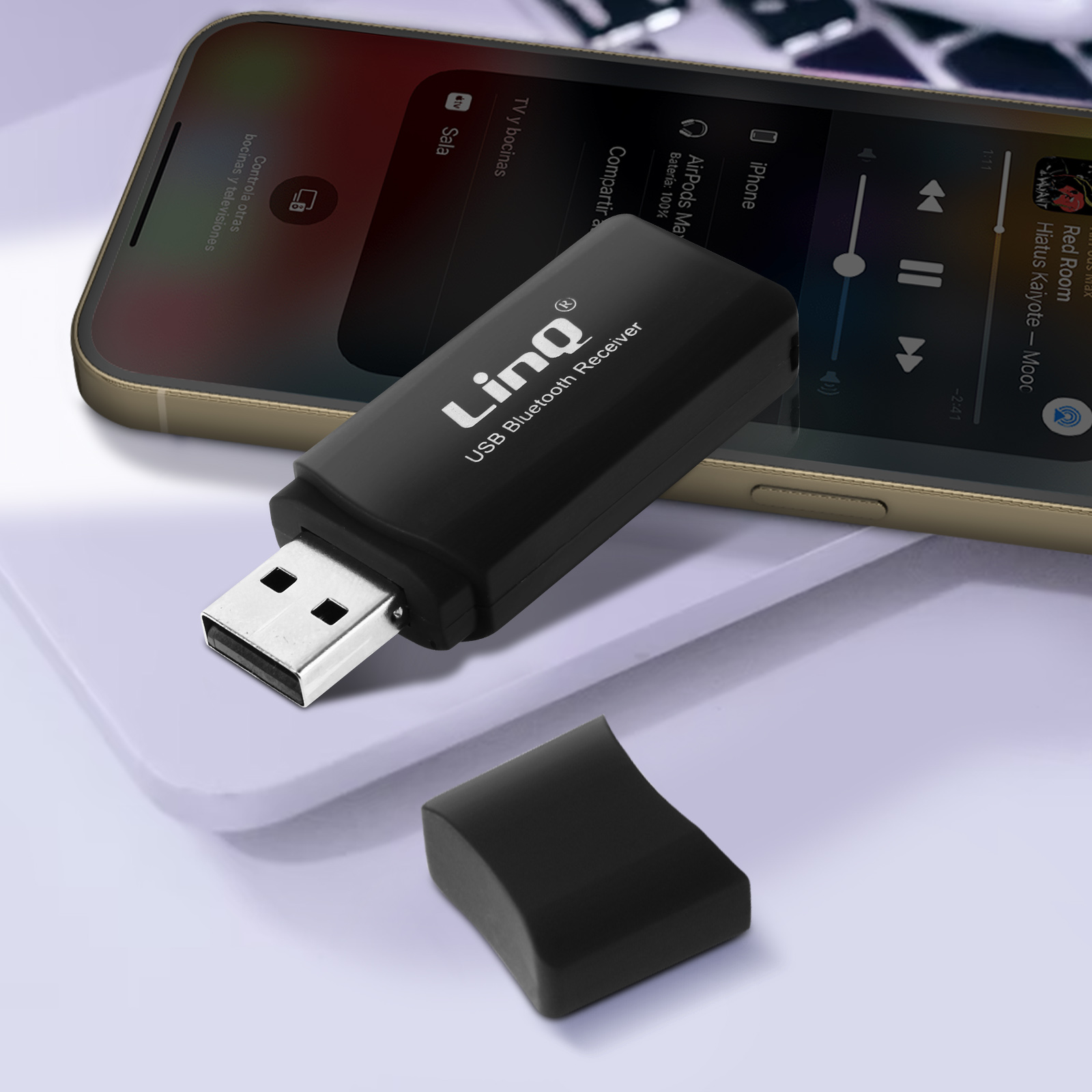 Ricevitore Bluetooth USB collegato a un telefono.
