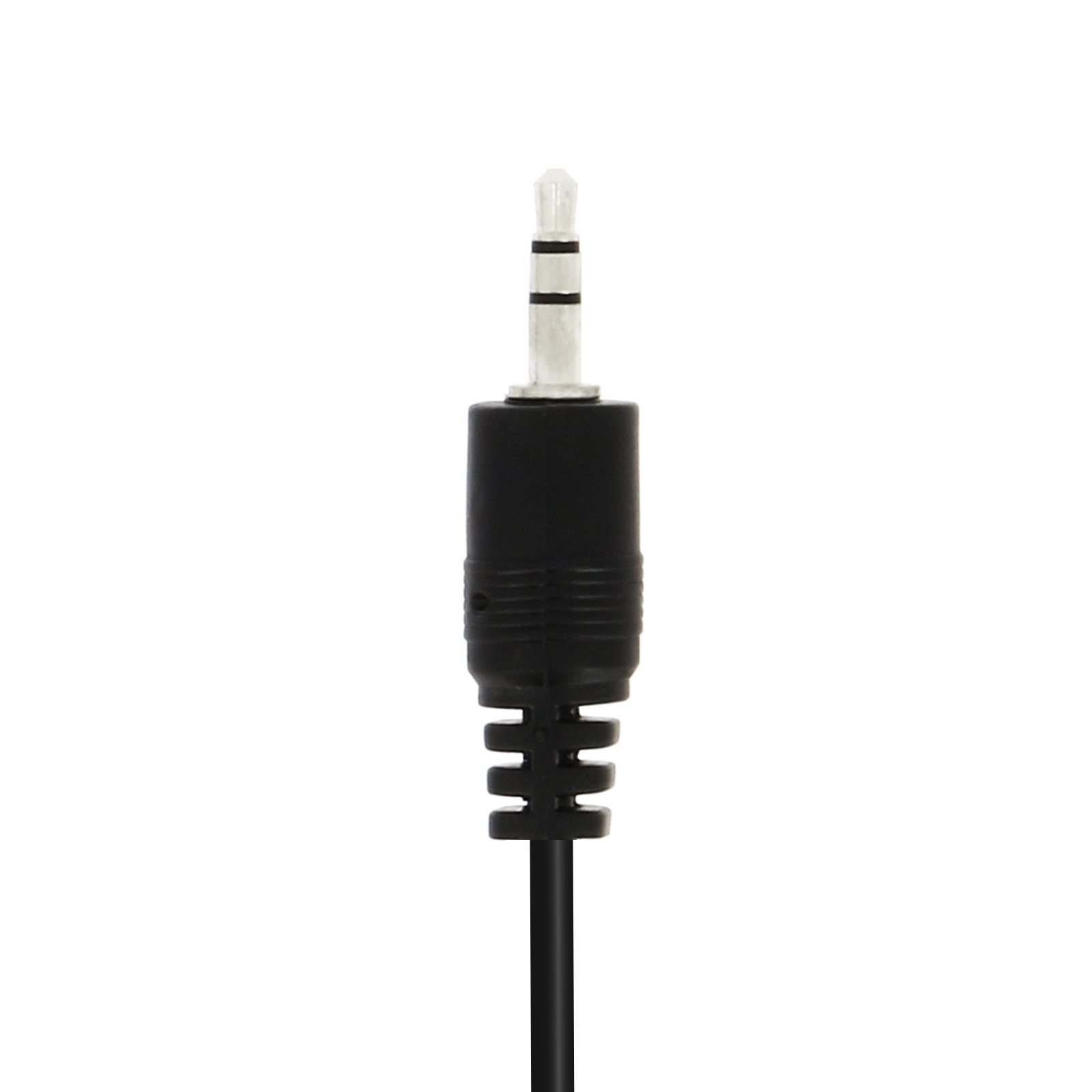 Un conector de audio negro y plateado sobre un fondo blanco.
