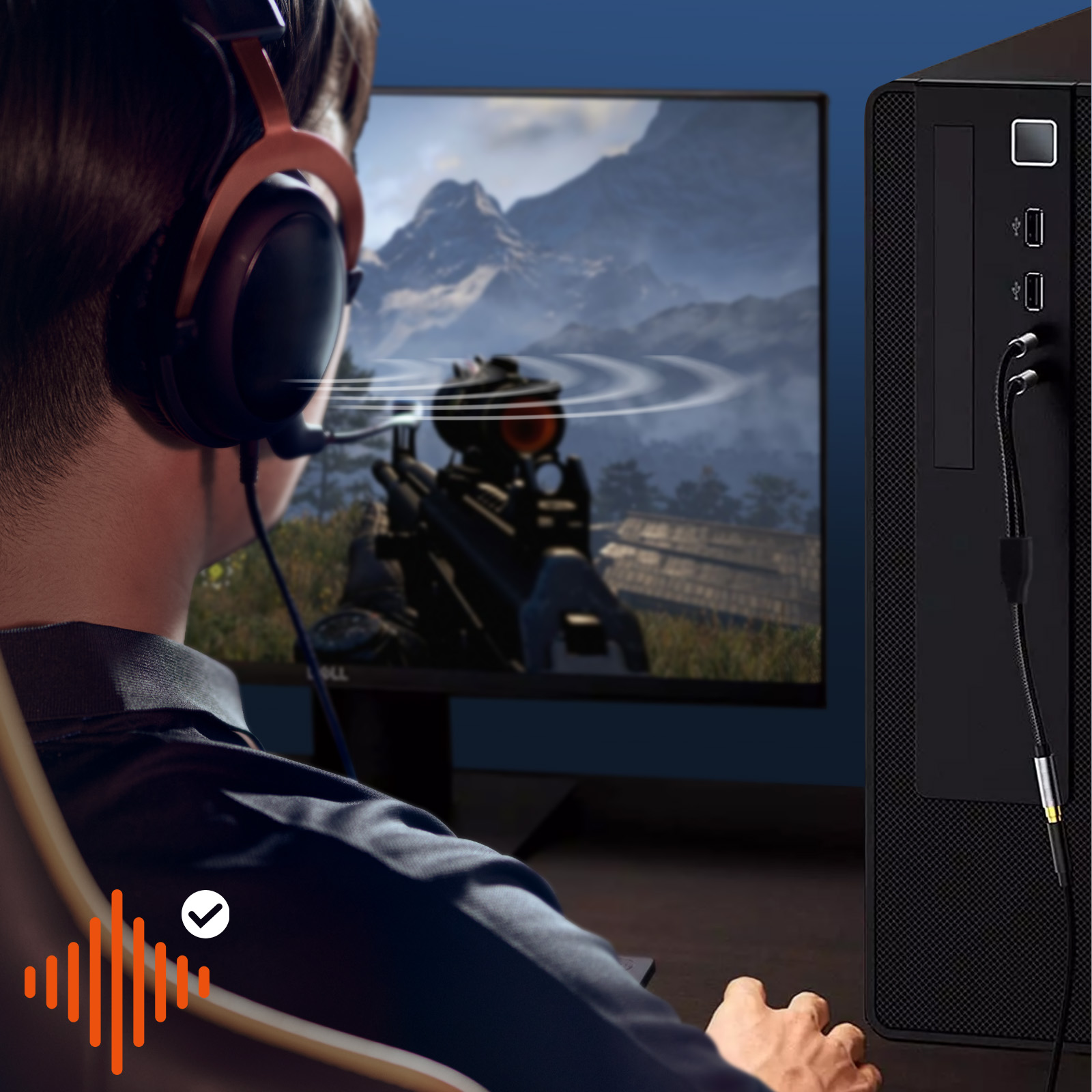 Una persona juega con auriculares, con ordenador y monitor al fondo.
