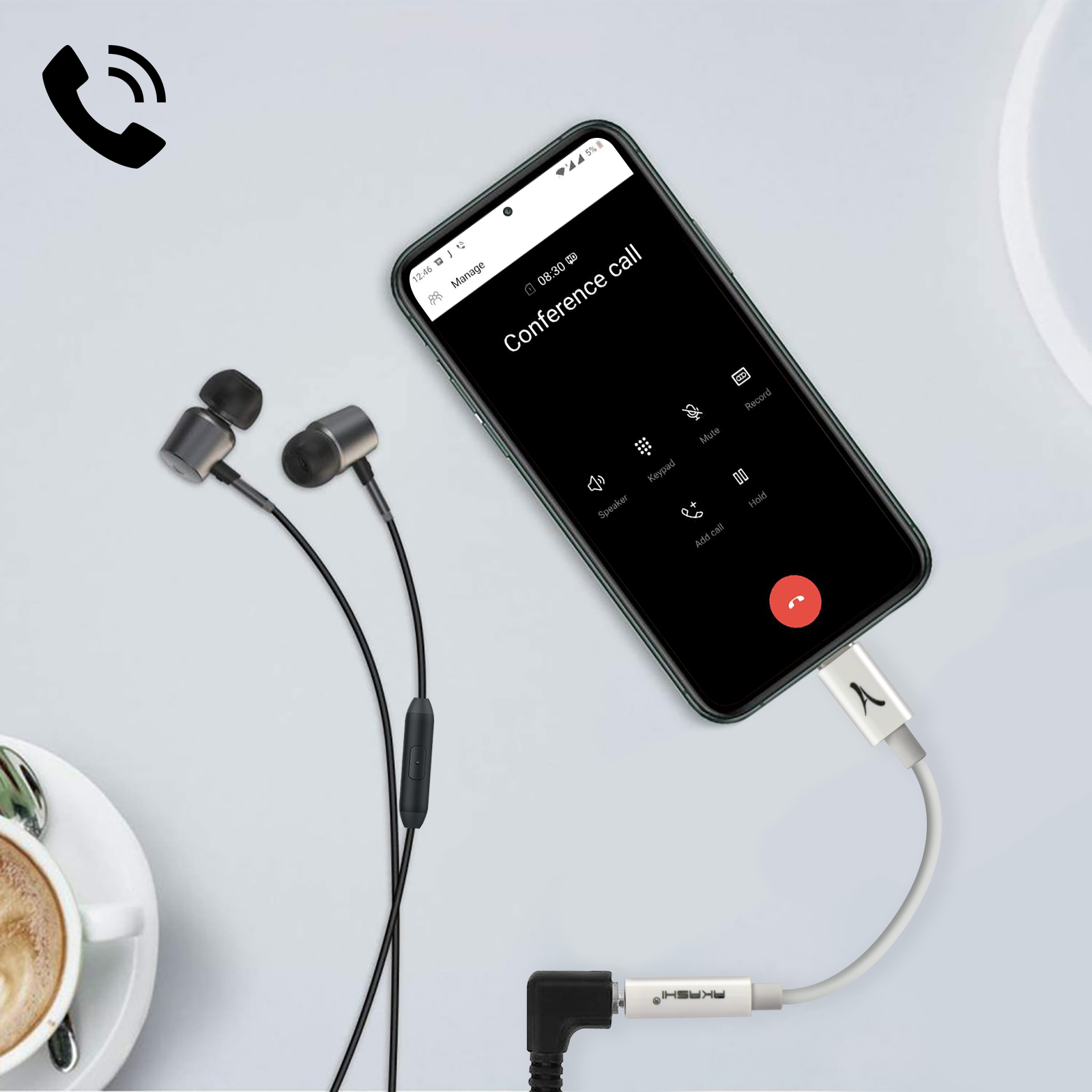 Schermo dello smartphone che mostra una teleconferenza. Auricolari e cavo USB-C bianco.