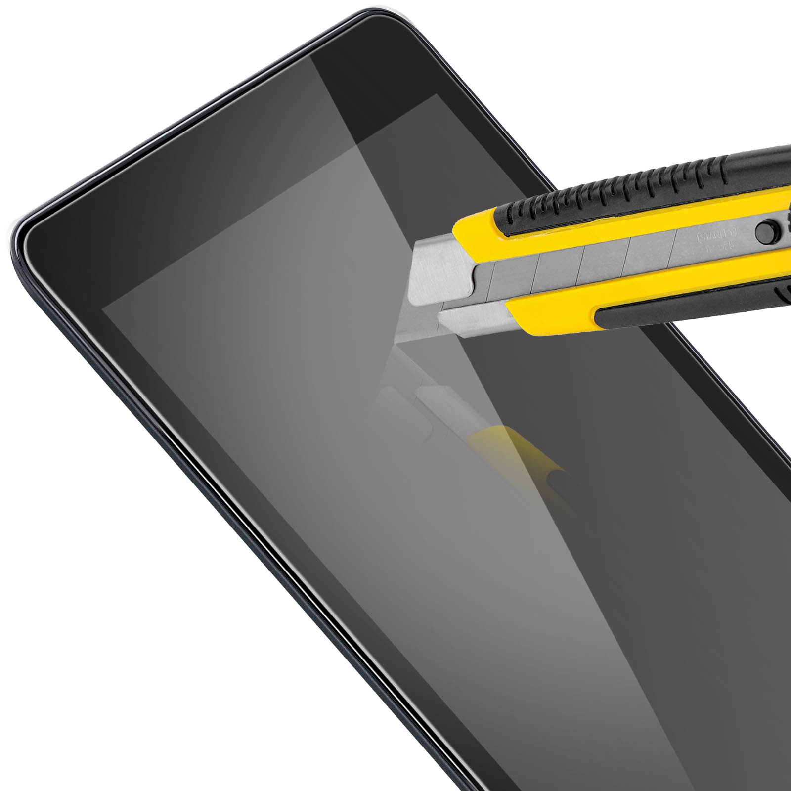 Un taglierino taglia la protezione dello schermo su un tablet nero.