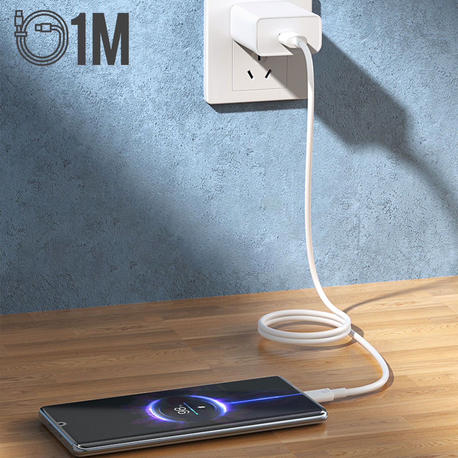Ein Telefon, das in einer Steckdose mit weißem Kabel geladen wird. Blauer Hintergrund.