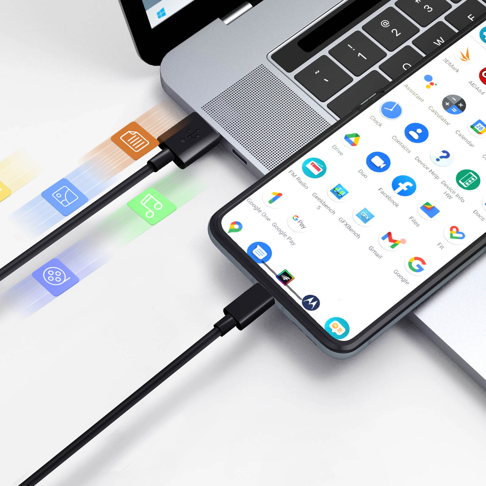 Laptop e telefono collegati tramite cavi neri, con icone di app e simboli di ricarica.