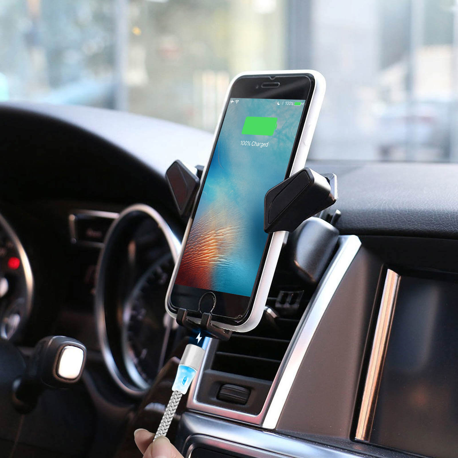 Un téléphone se chargeant dans un support de voiture, affichant un indicateur de charge. Intérieur de la voiture visible.
