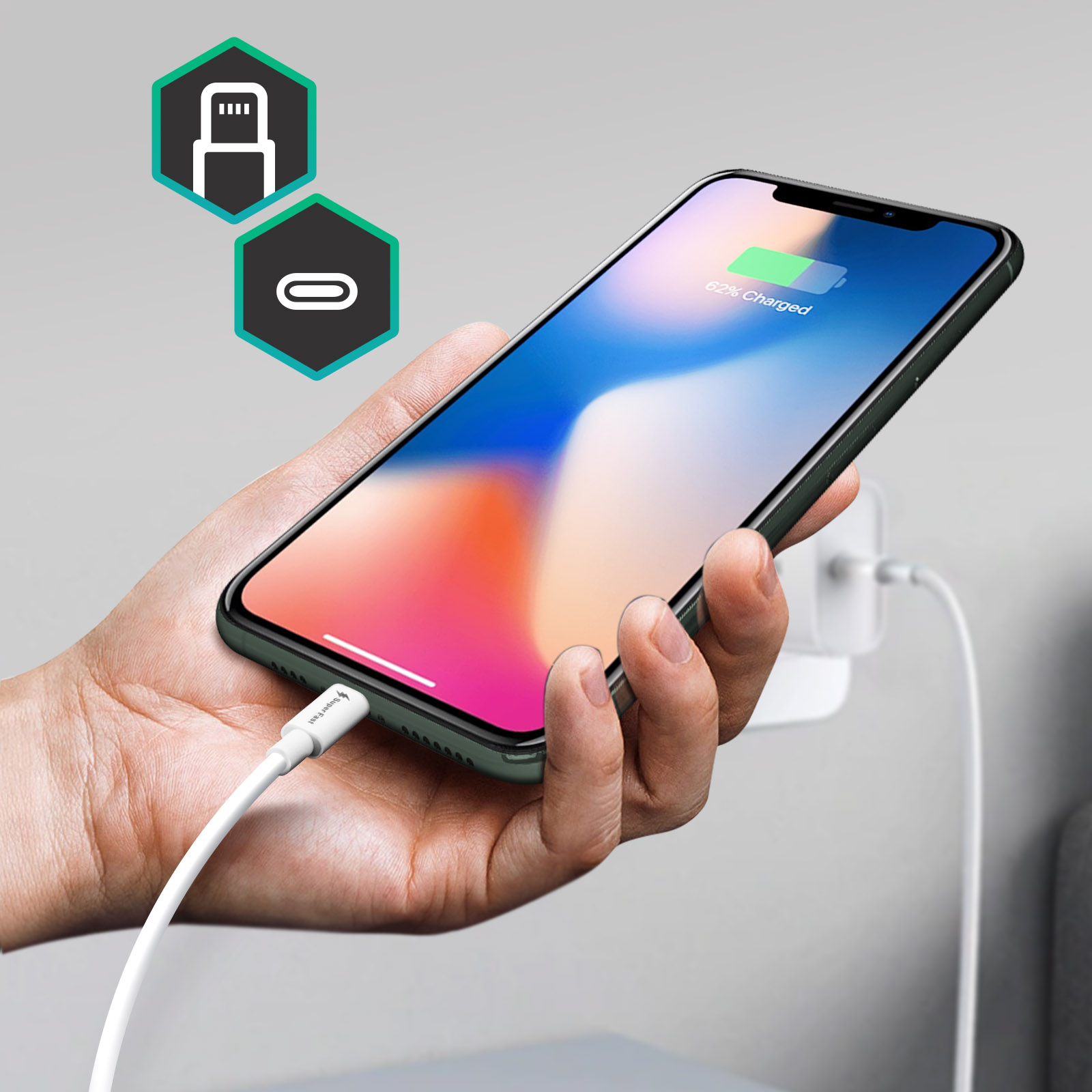 Una mano che tiene un telefono in carica, con icone di spina e porta USB.