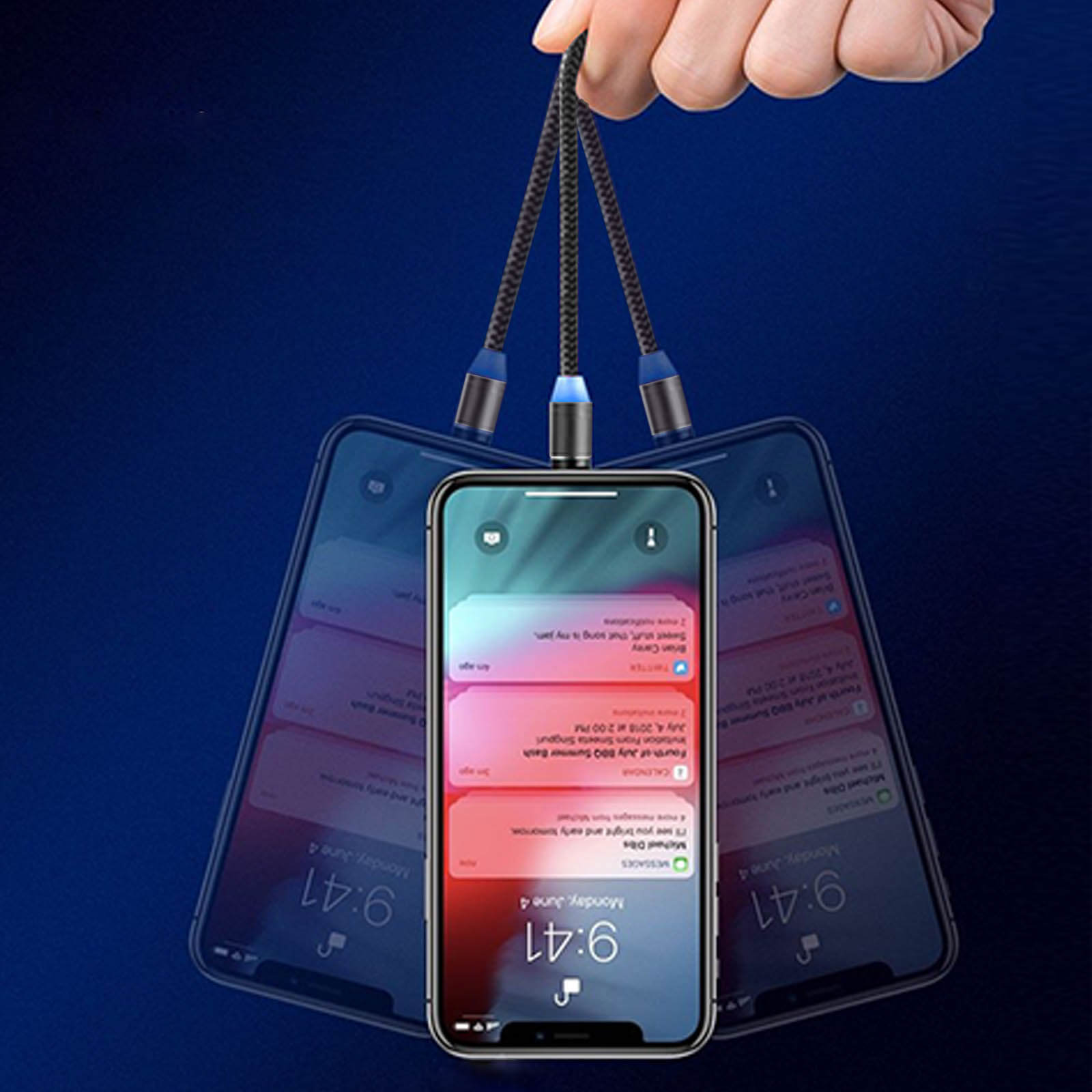 Tre telefoni collegati a un cavo di ricarica. Gli schermi mostrano messaggi e l'ora.