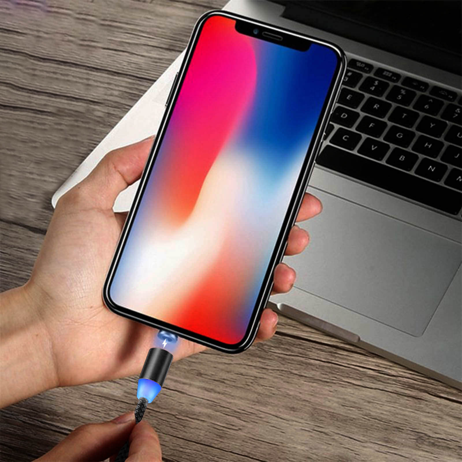 Smartphone collegato a un cavo di ricarica blu. Il telefono ha un display colorato.