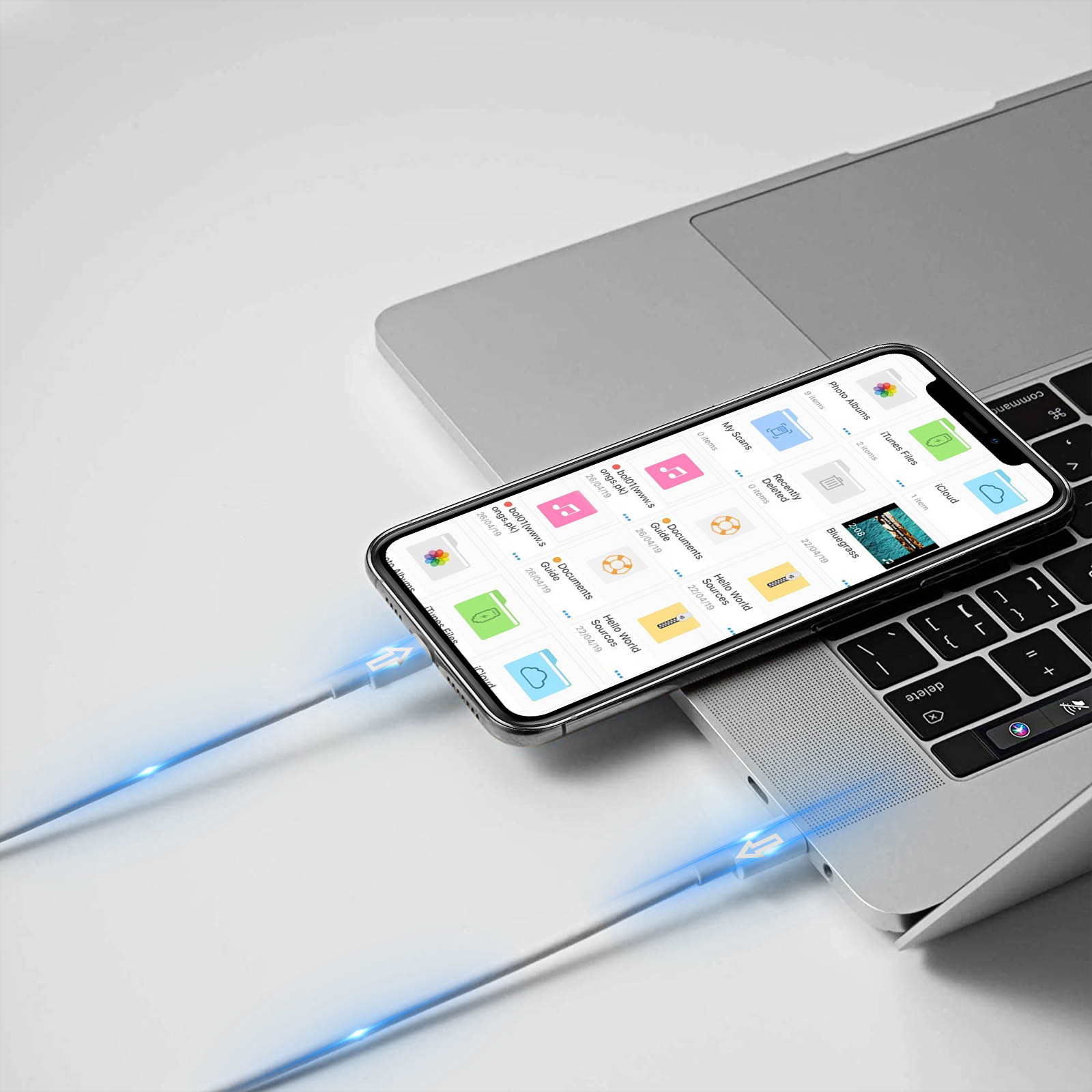 Un telefono è collegato a un laptop con un cavo di ricarica. Il telefono mostra le app sullo schermo.