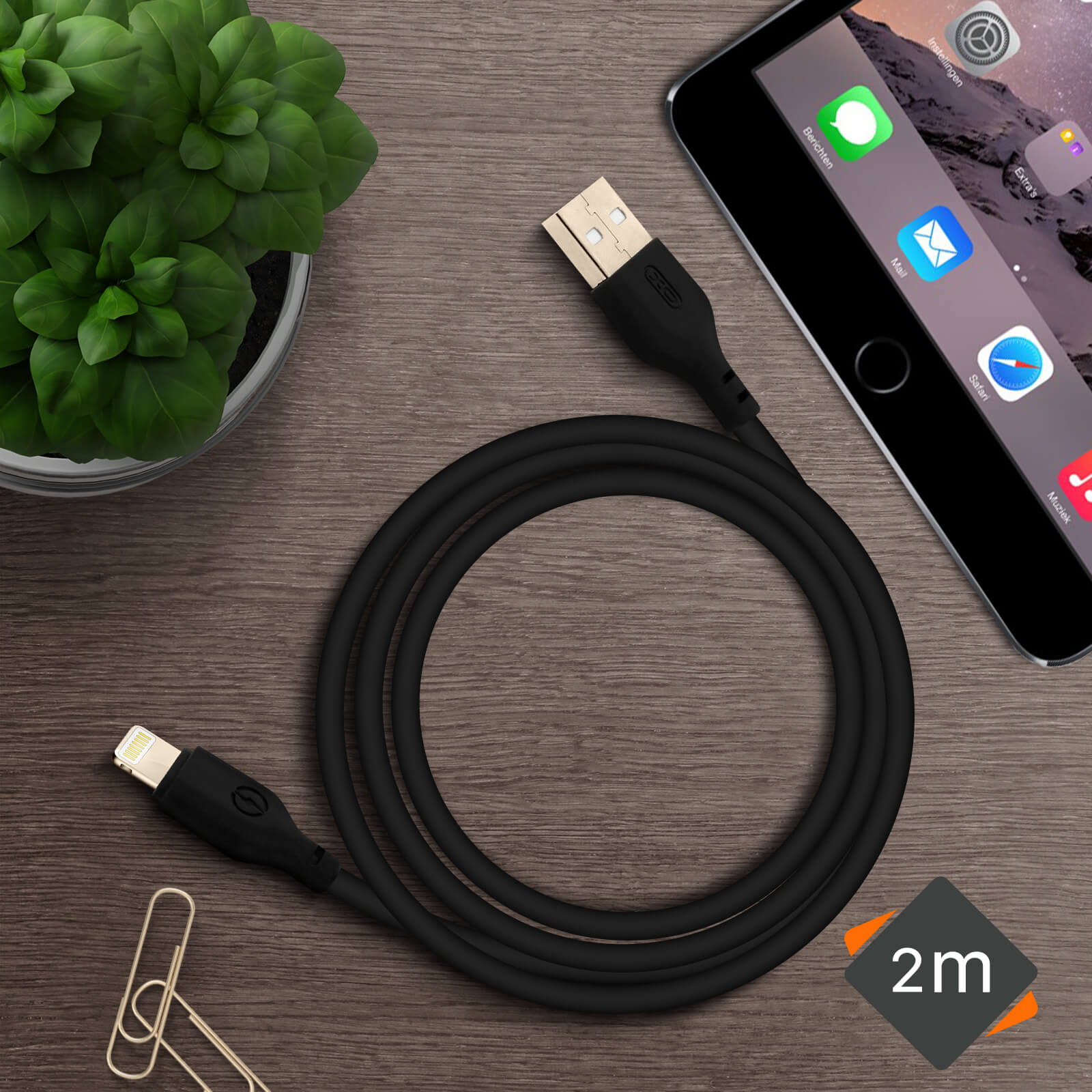 Cavo nero con connettori USB e Lightning su tavolo di legno.