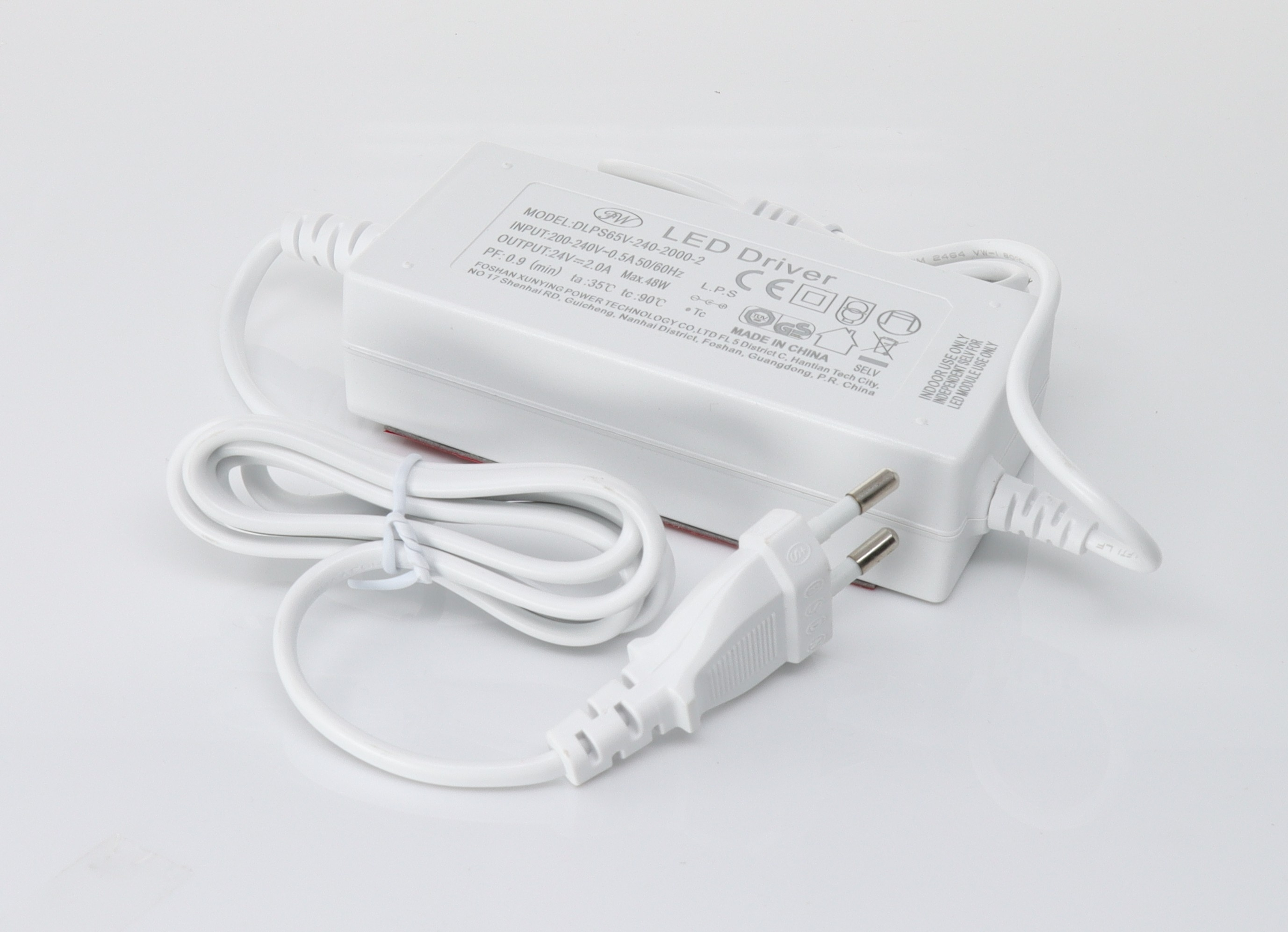 Weißer LED-Treiber mit Netzstecker und Kabel. Isoliert auf weißem Hintergrund.
