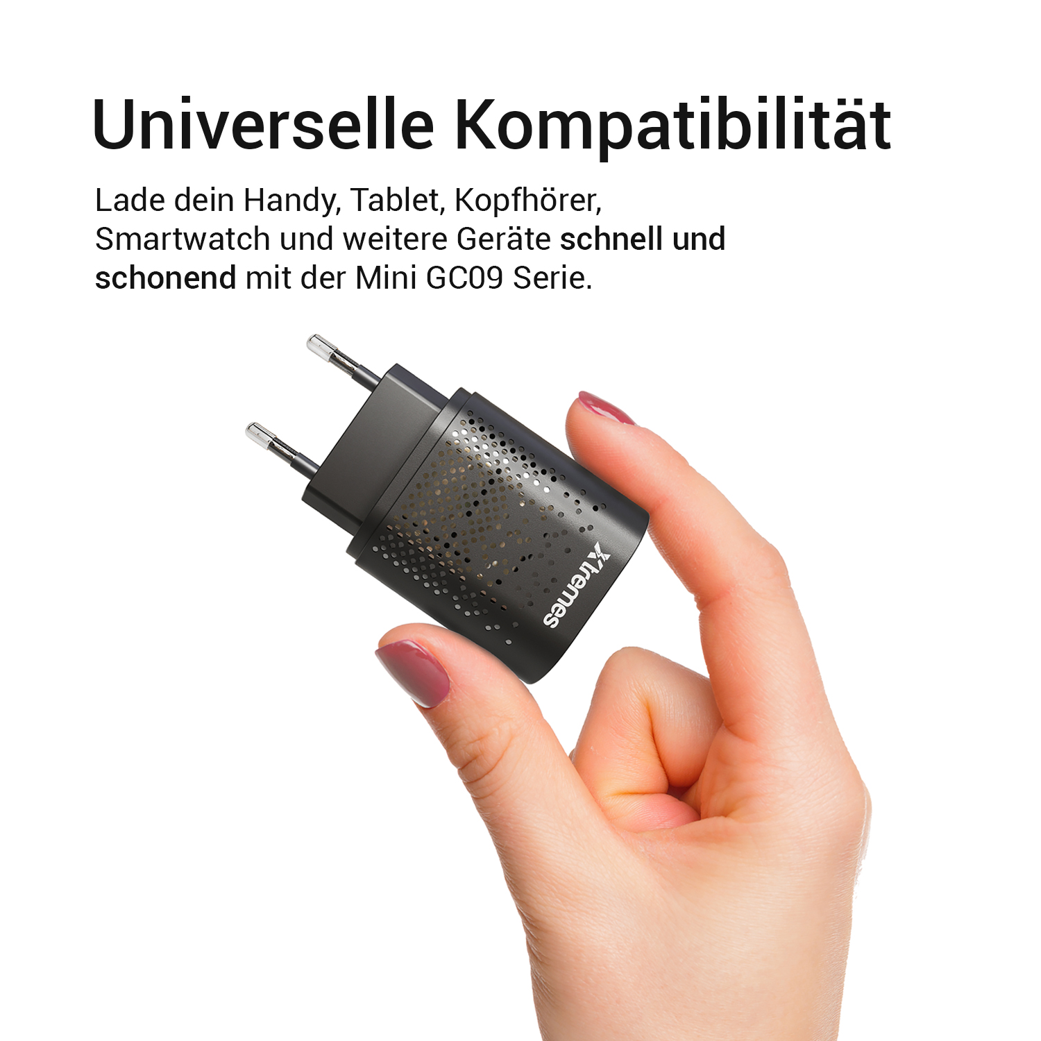 Eine Hand, die ein schwarzes Ladegerät hält. Text auf Deutsch: Universelle Kompatibilität.