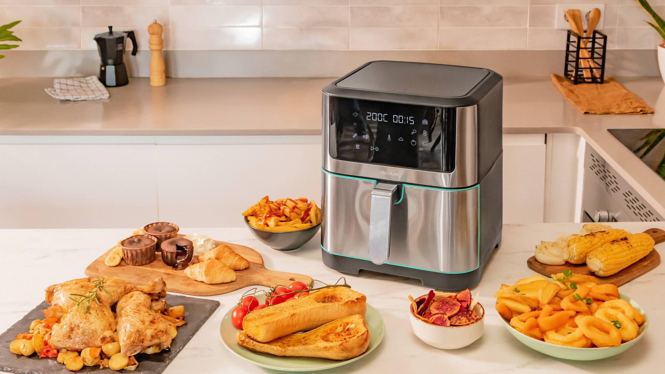 Frytownica powietrzna z gotowym jedzeniem na blacie kuchennym z różnymi potrawami.