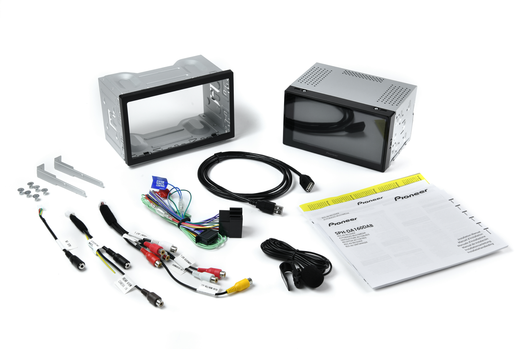 Componentes de estéreo de coche: unidad principal, soporte, cables y accesorios.