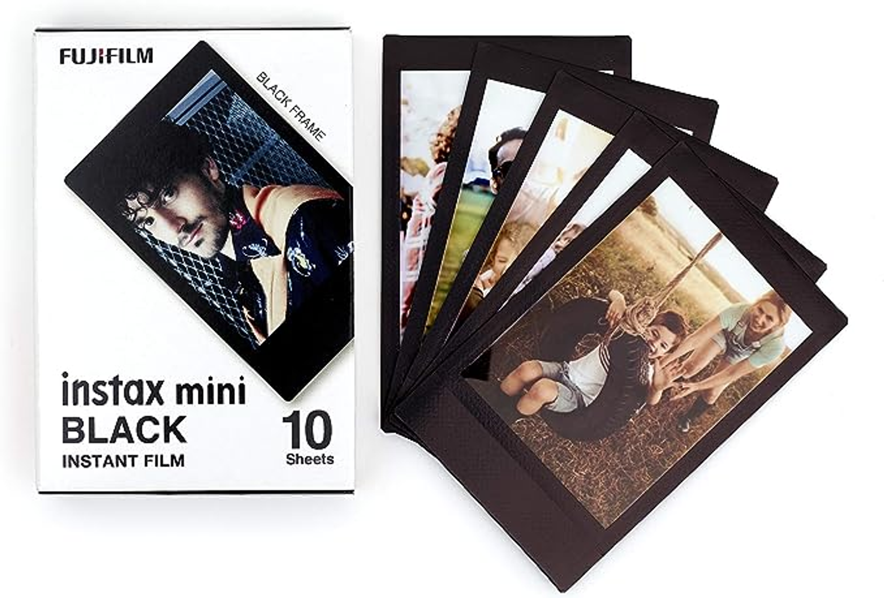 Instax Mini Black Filmbox und mehrere schwarz gerahmte Fotos. Weißer Hintergrund.