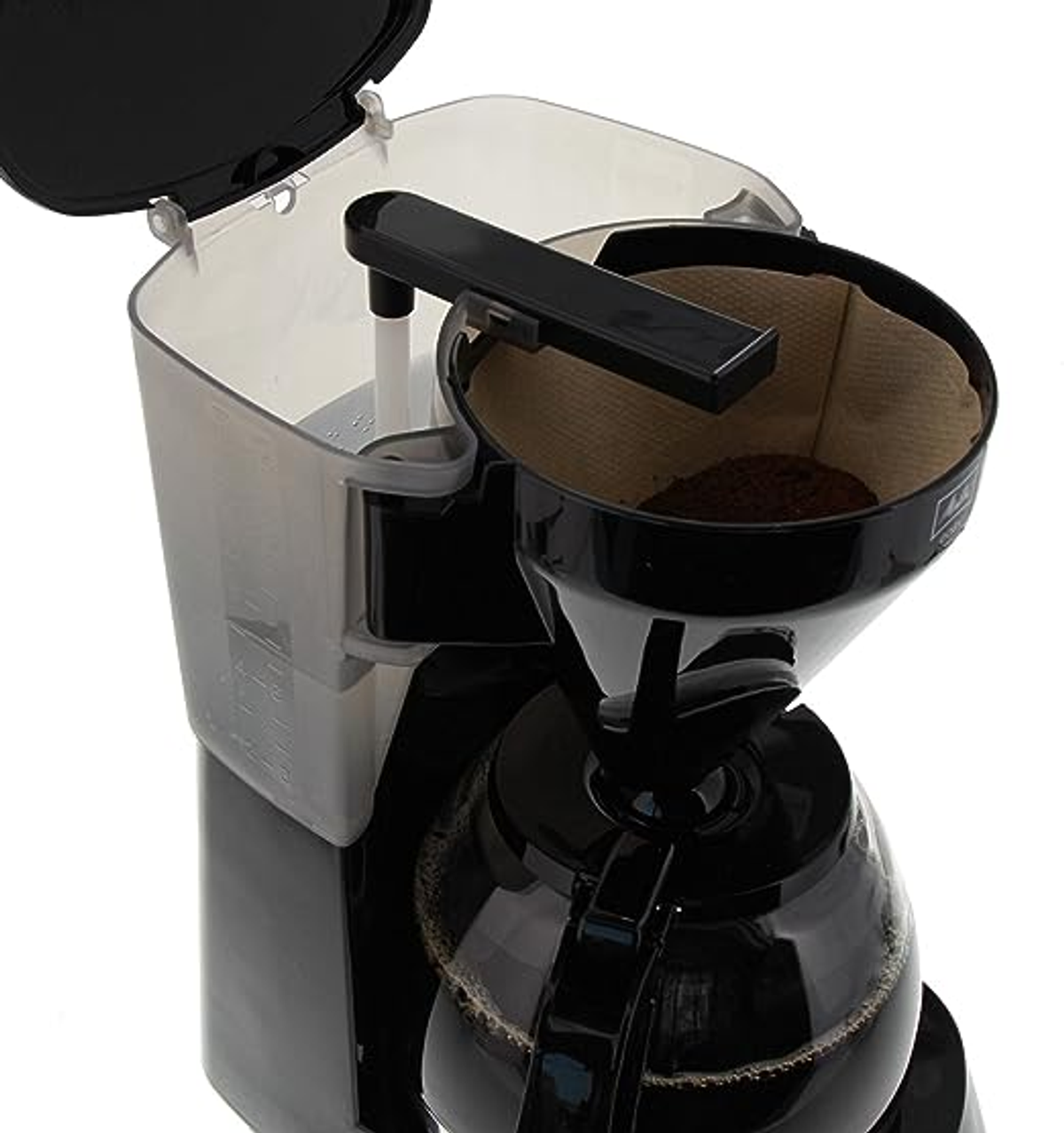 Ekspres do kawy z fusami w filtrze i szklaną karafką.