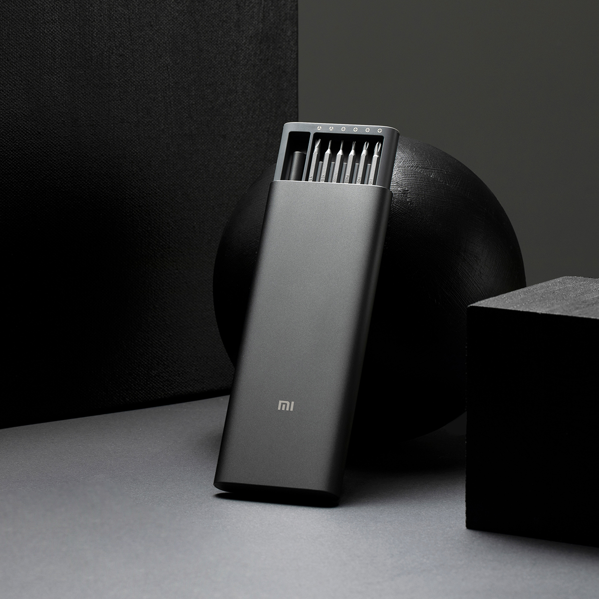 Szara walizka z narzędziami i narzędzia. Walizka jest otwarta, pokazując śrubokręty.