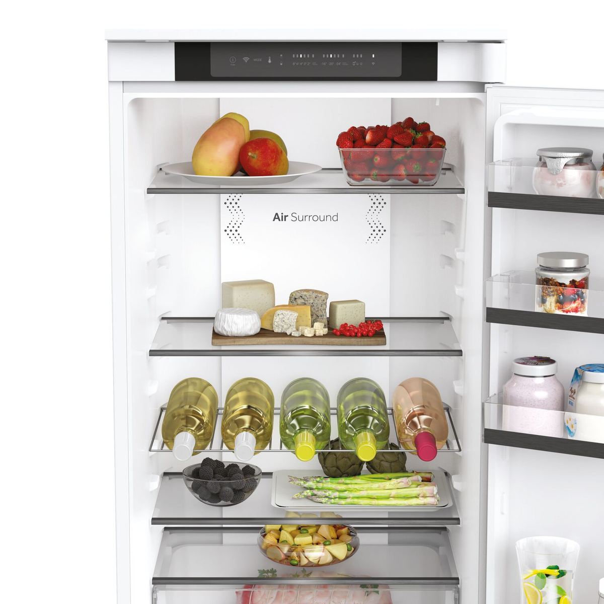 Refrigerador abierto con alimentos: frutas, queso, verduras y botellas. Texto Air Surround visible.