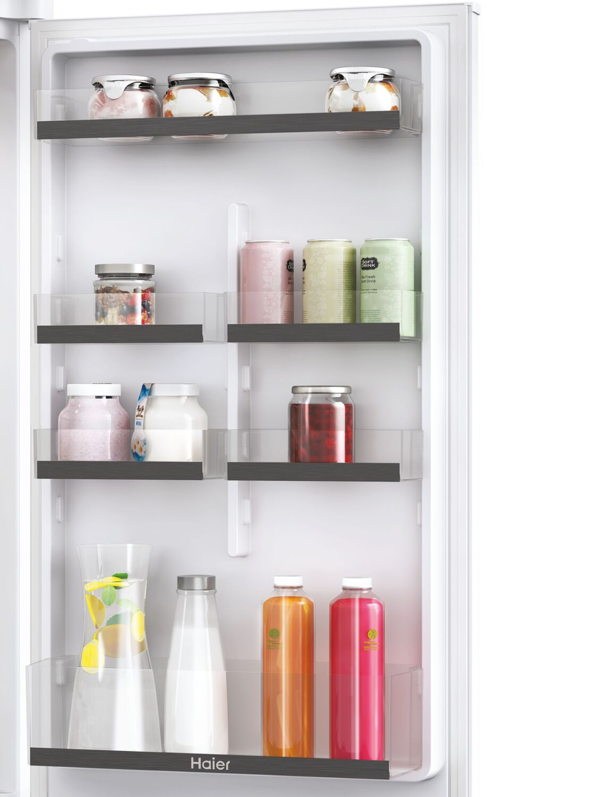 Interior de un refrigerador con frascos, botellas y alimentos en los estantes.