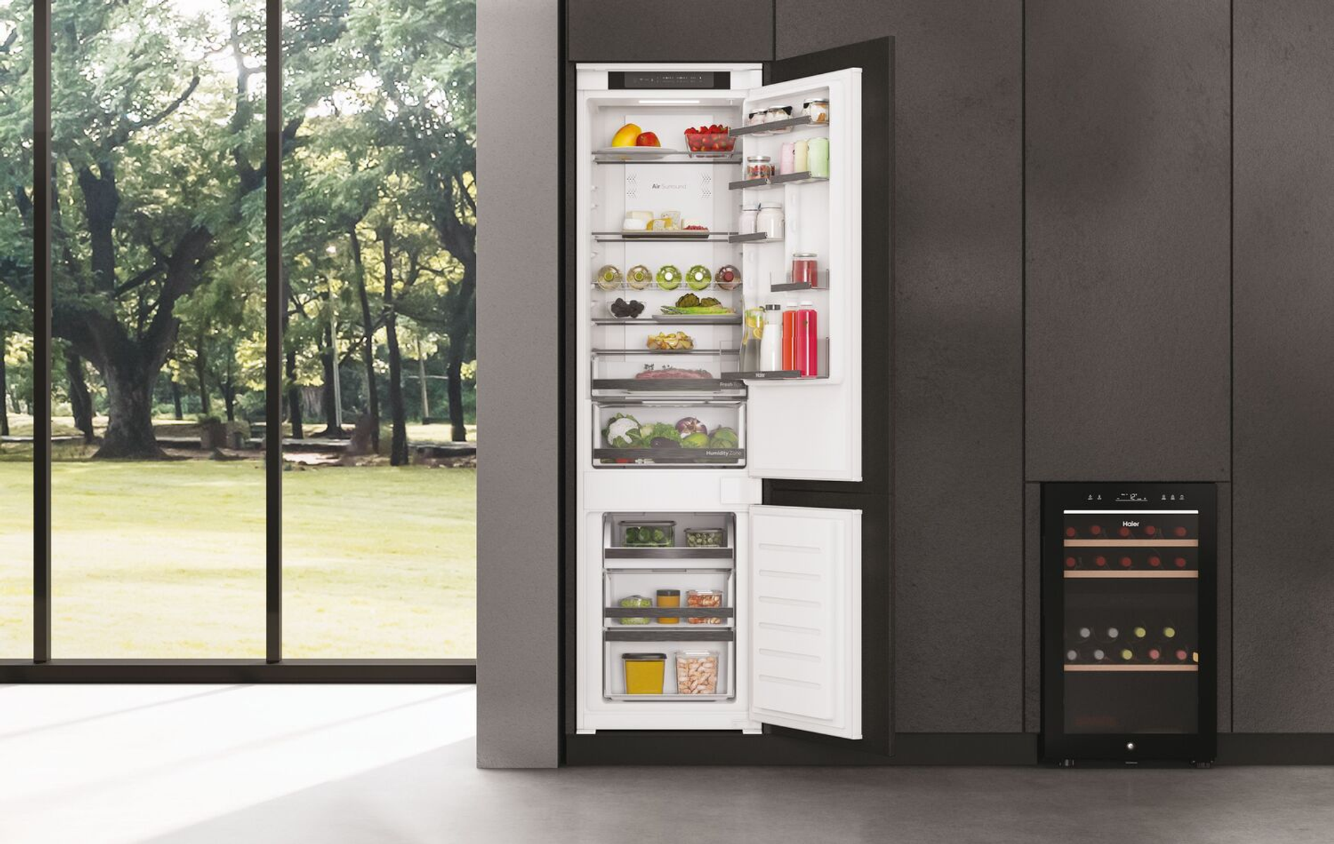 Refrigerador abierto con comida dentro. Una vinoteca es visible a la derecha. Árboles verdes en el fondo.