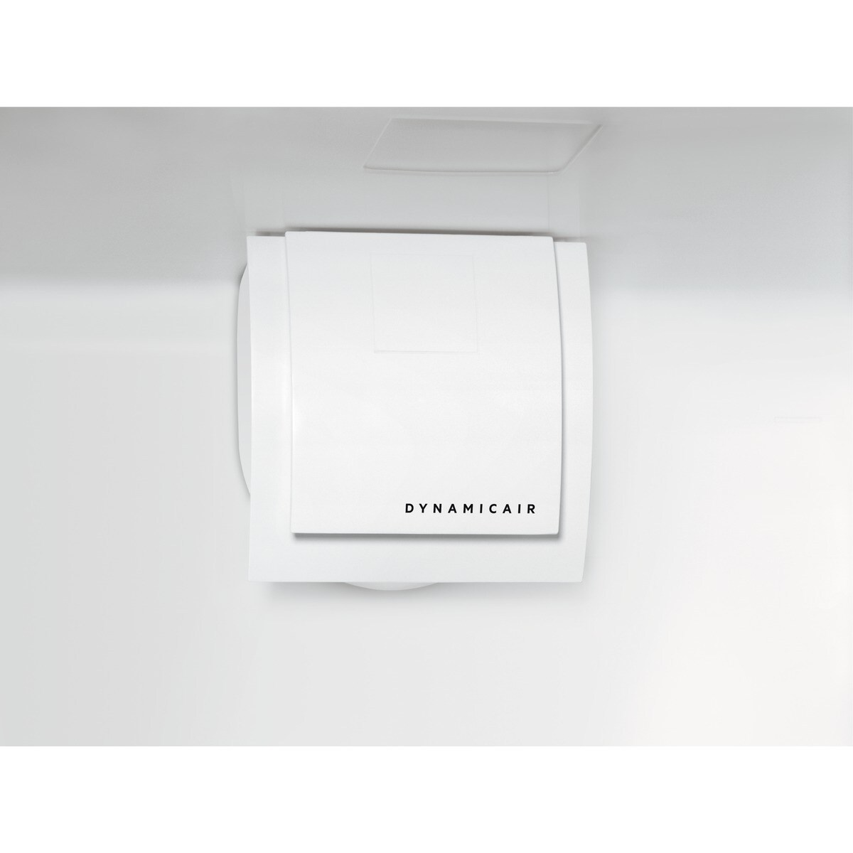 Een witte ventilatie-eenheid gemonteerd op een witte muur. De eenheid heeft het woord 'DYNAMICAIR' erop gedrukt.