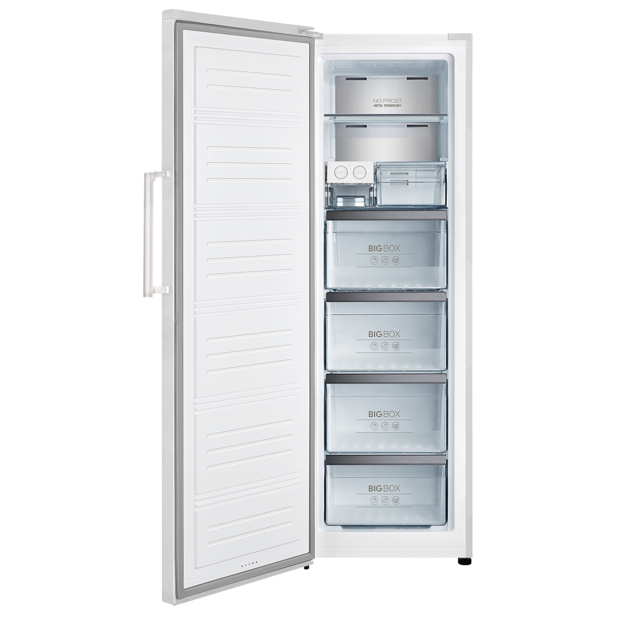 Congelador blanco, puerta abierta. Dentro hay cajones y estantes con productos.