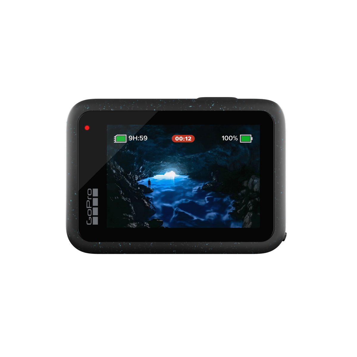 Ekran kamery GoPro wyświetla jaskinię z osobą, wodą i informacjami o baterii.