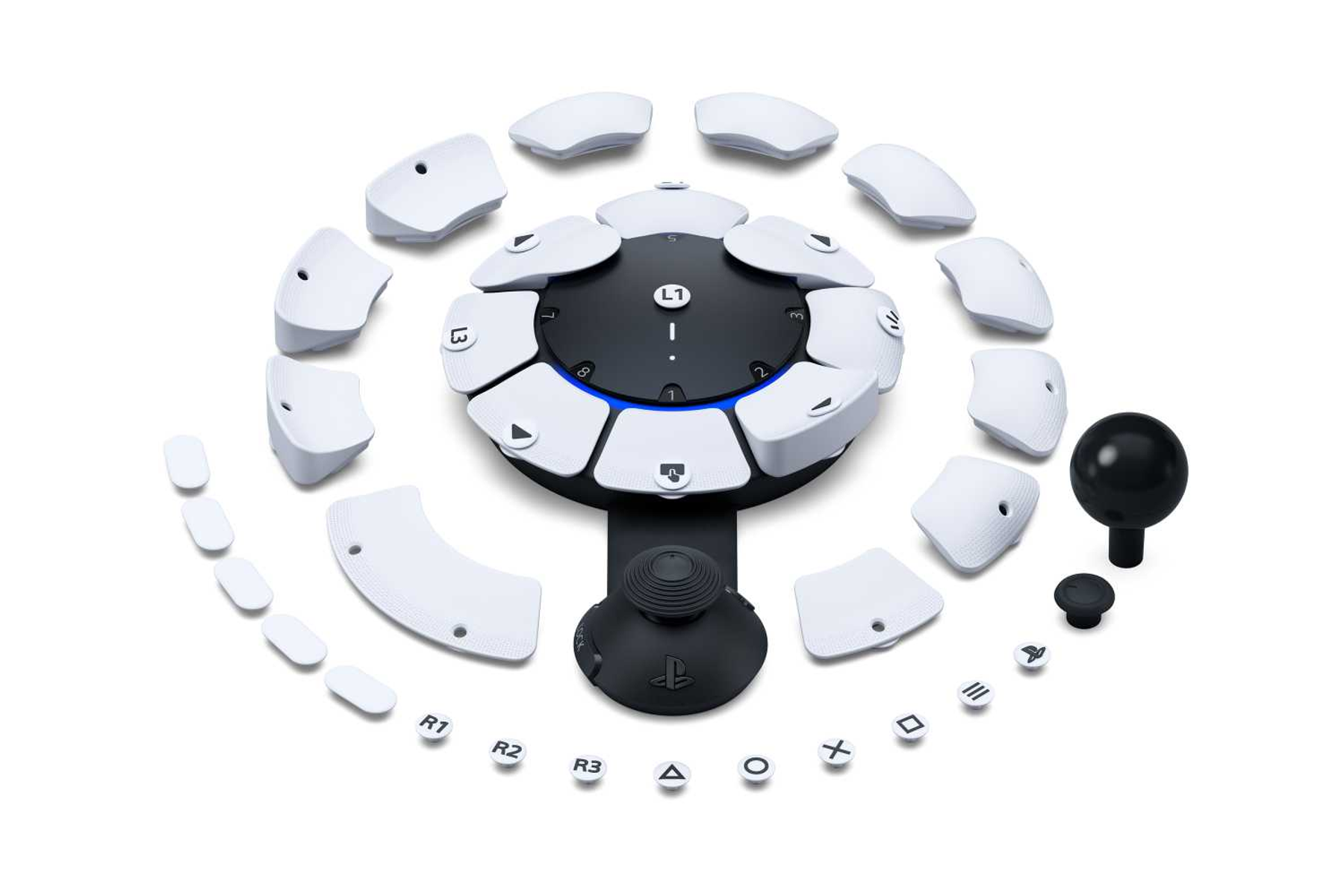 Un controller di gioco circolare, composto da più pulsanti e un joystick, isolato su bianco.