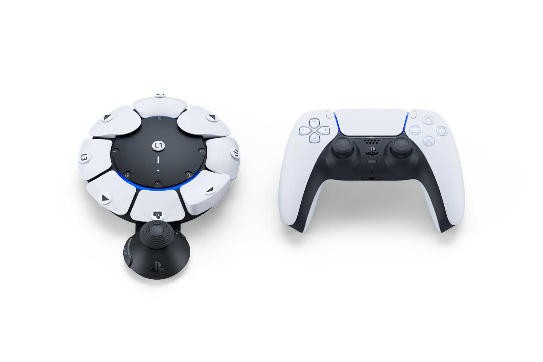 Due controller, uno rotondo e uno rettangolare, su sfondo bianco.