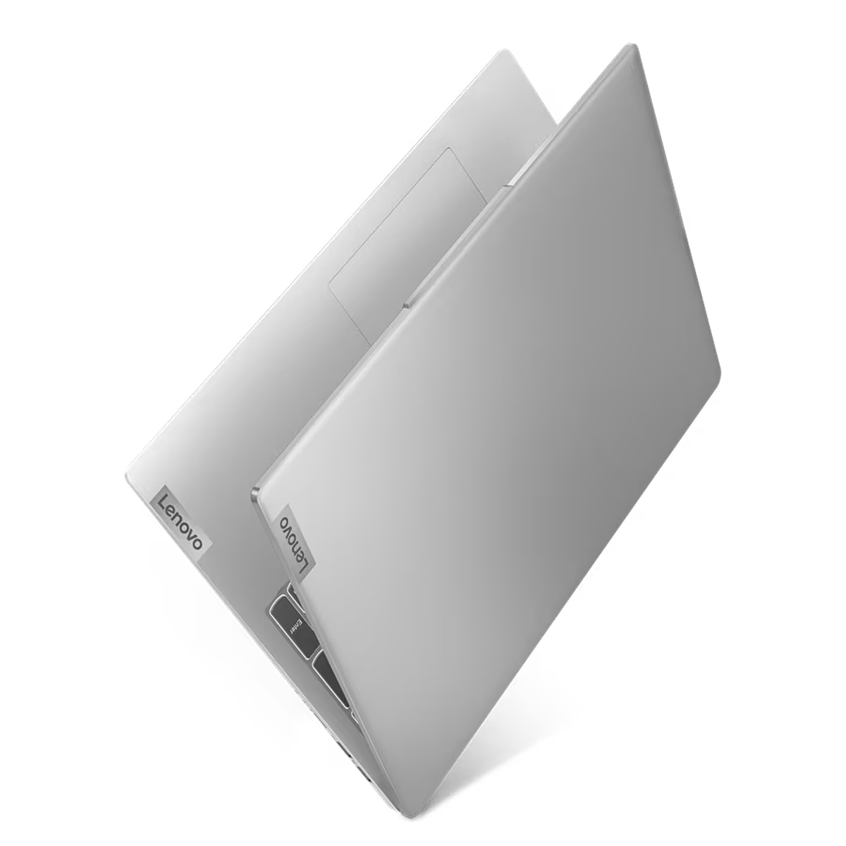 Portátil plateado ligeramente abierto. El logotipo de Lenovo es visible en el portátil.
