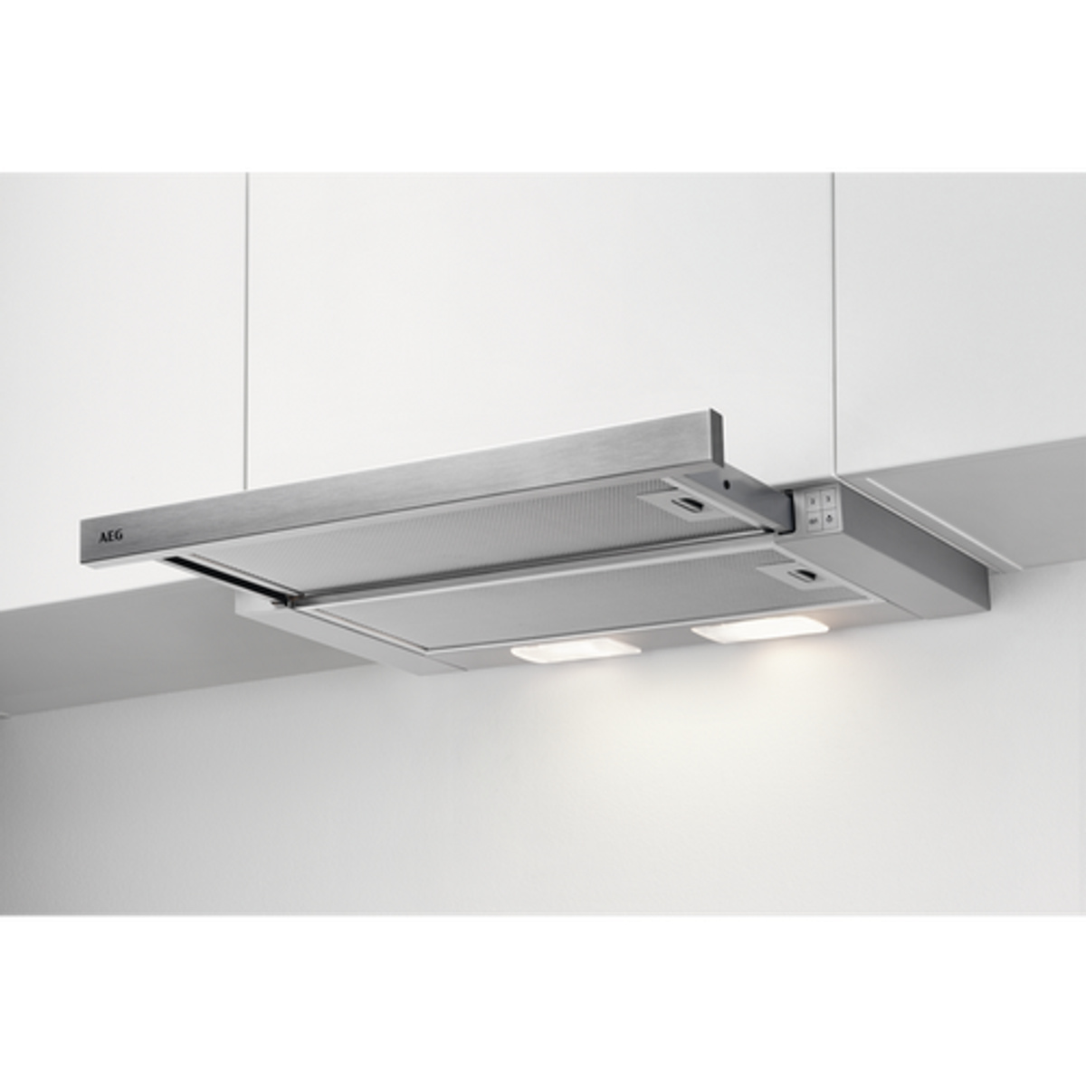 Cappa da cucina in acciaio inox montata su una parete bianca, con due luci.