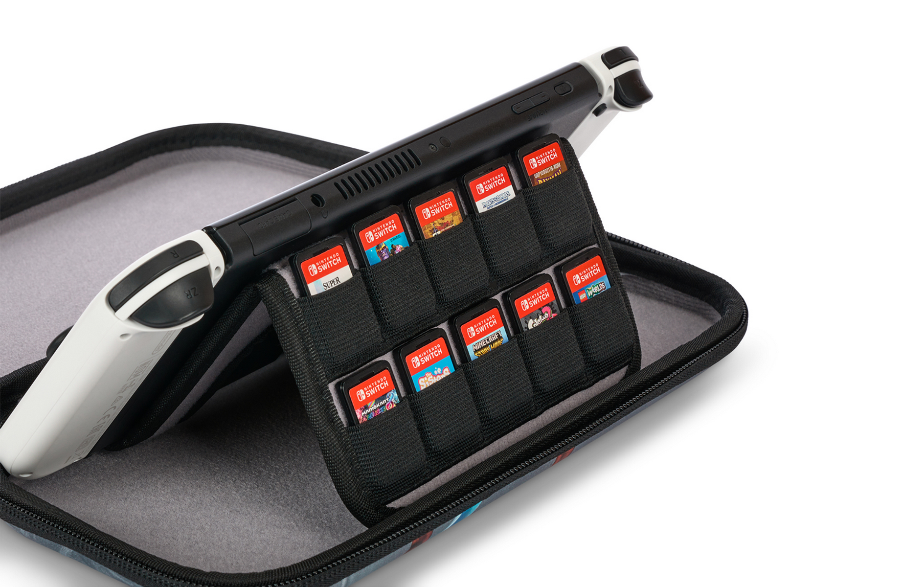Una Nintendo Switch con una funda, que contiene cartuchos de juego.