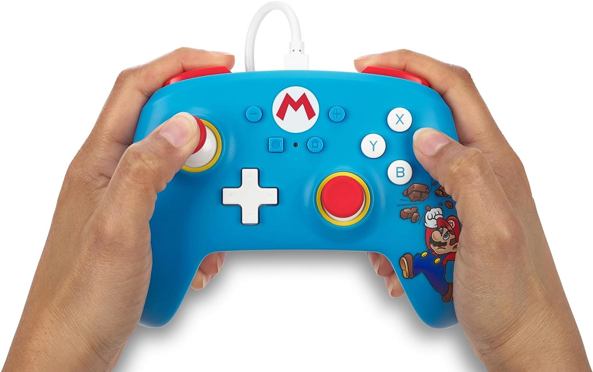 Hände, die einen blauen Controller im Mario-Design mit roten Knöpfen und einer Mario-Grafik halten.