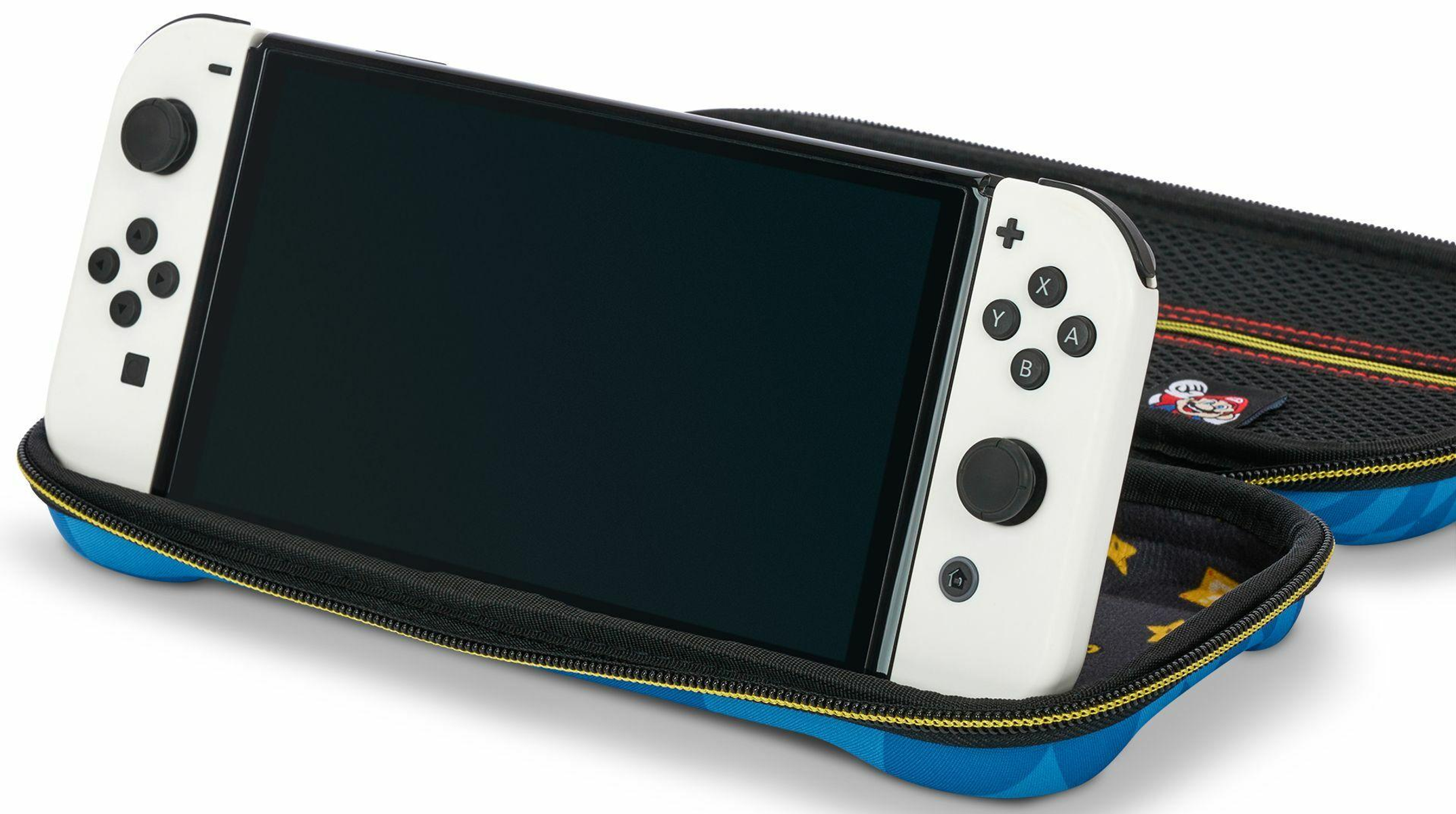 Nintendo Switch en una funda azul y amarilla. Controles blancos, pantalla negra.
