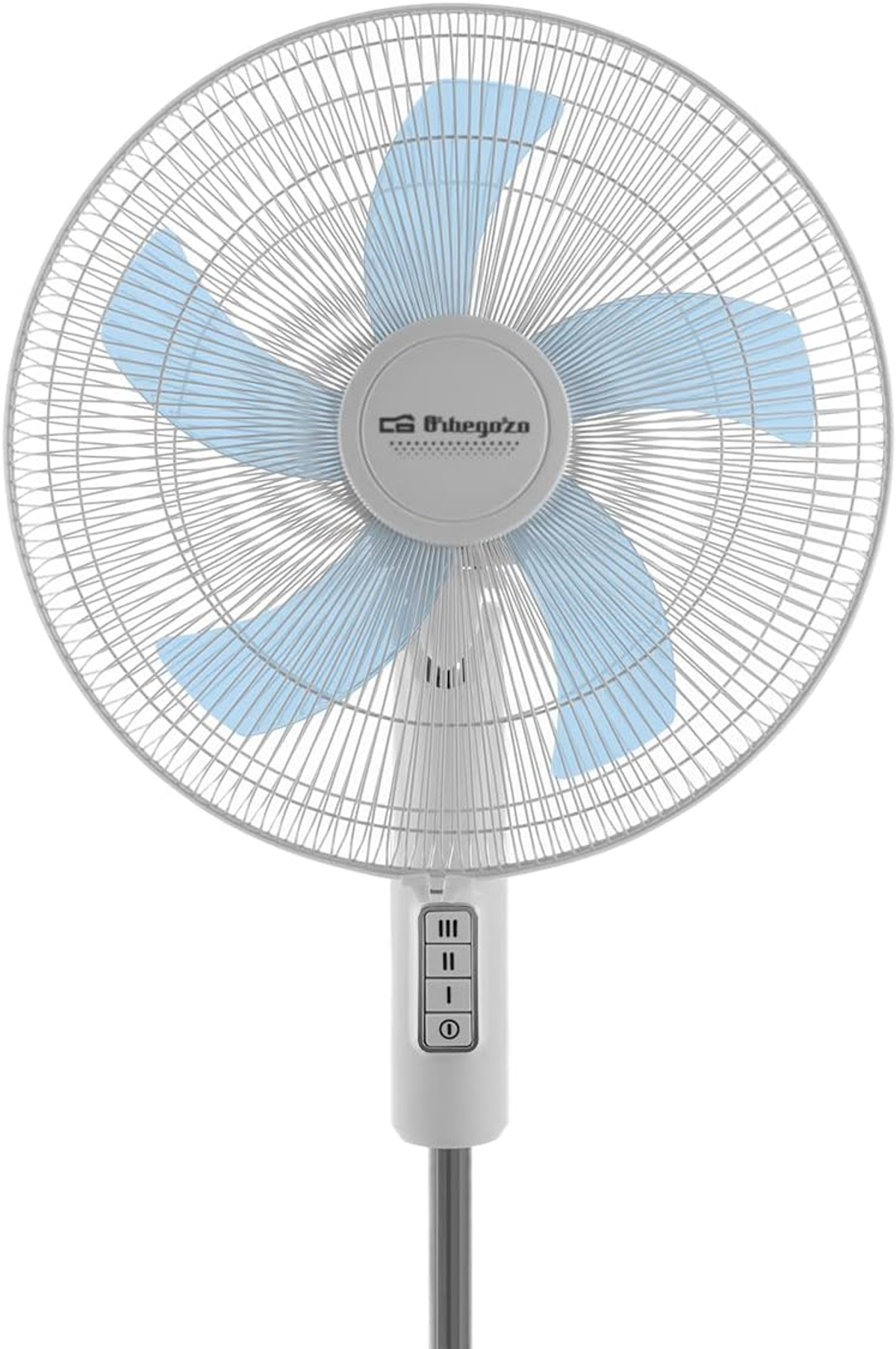 Ventilatore da terra bianco con pale blu su sfondo bianco.