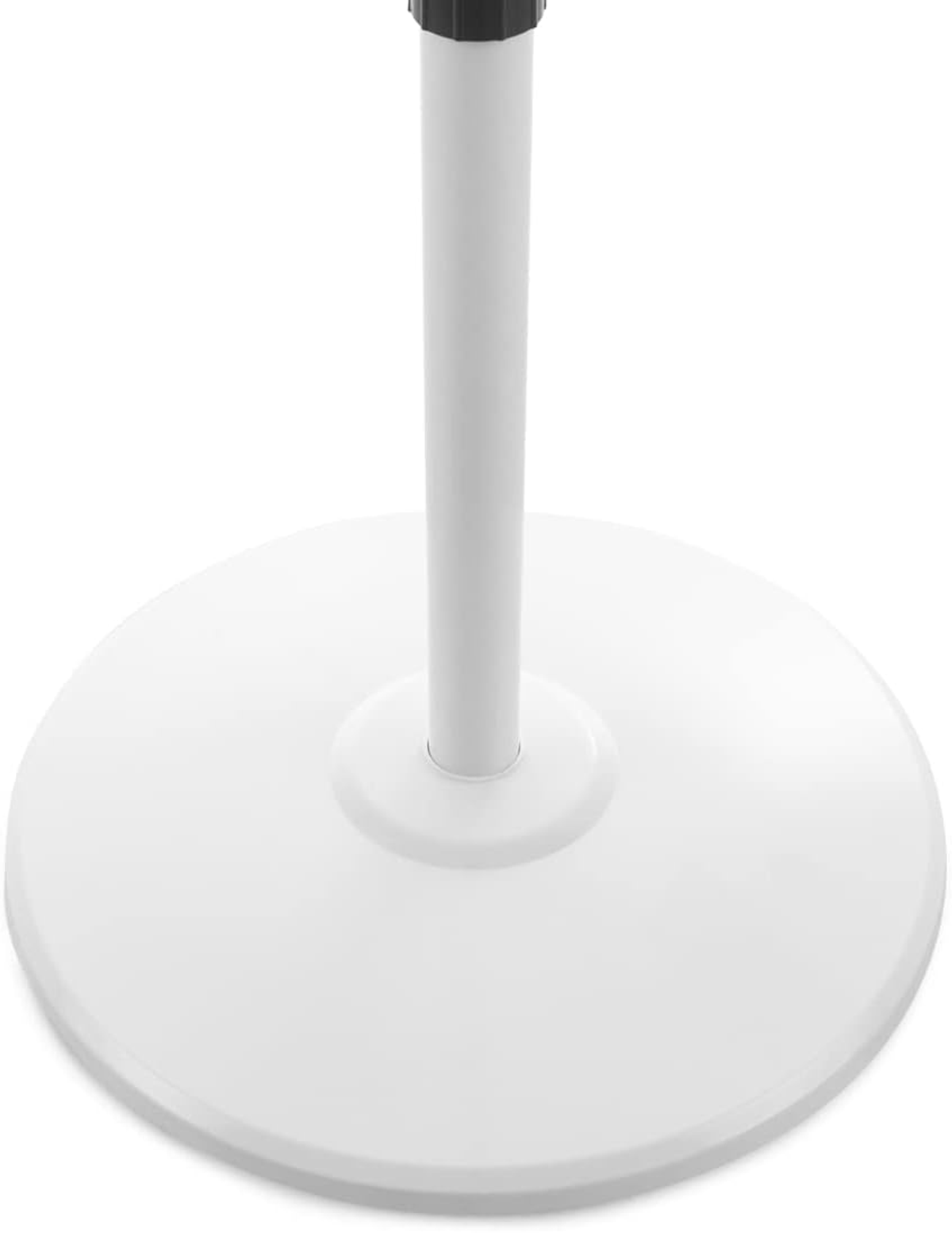 Una base e un palo bianchi di un ventilatore a colonna, visti dal basso.