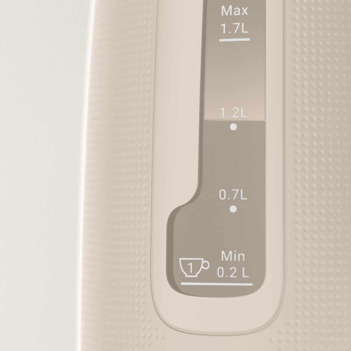 Primo piano di un indicatore del livello dell'acqua su un bollitore elettrico color crema, che mostra il livello a 1,2L.